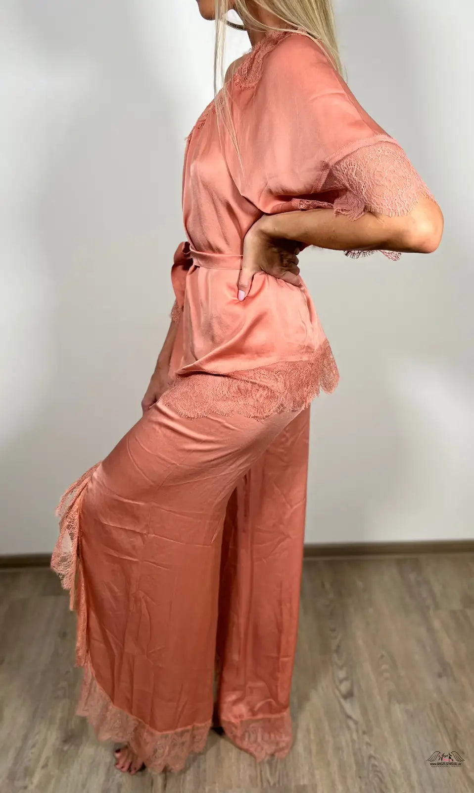 Žena v růžovém pyžamovém setu Agent Provocateur Racquel Peach