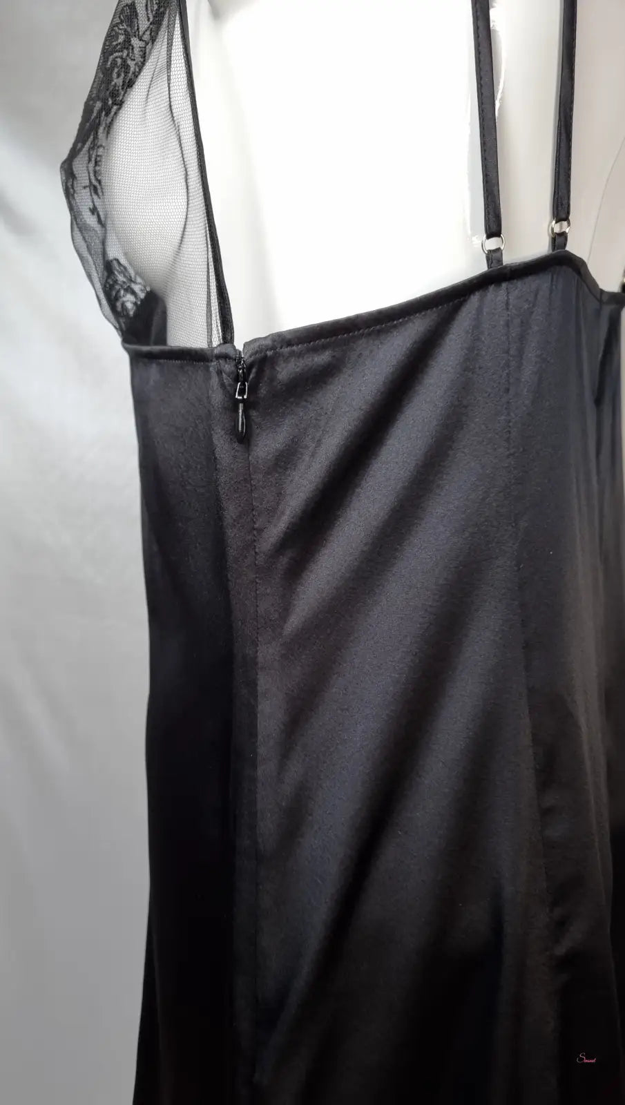 Black saténová košilka Gloria s krajkou a nastavitelnými ramínky, luxusní košilka Gloria