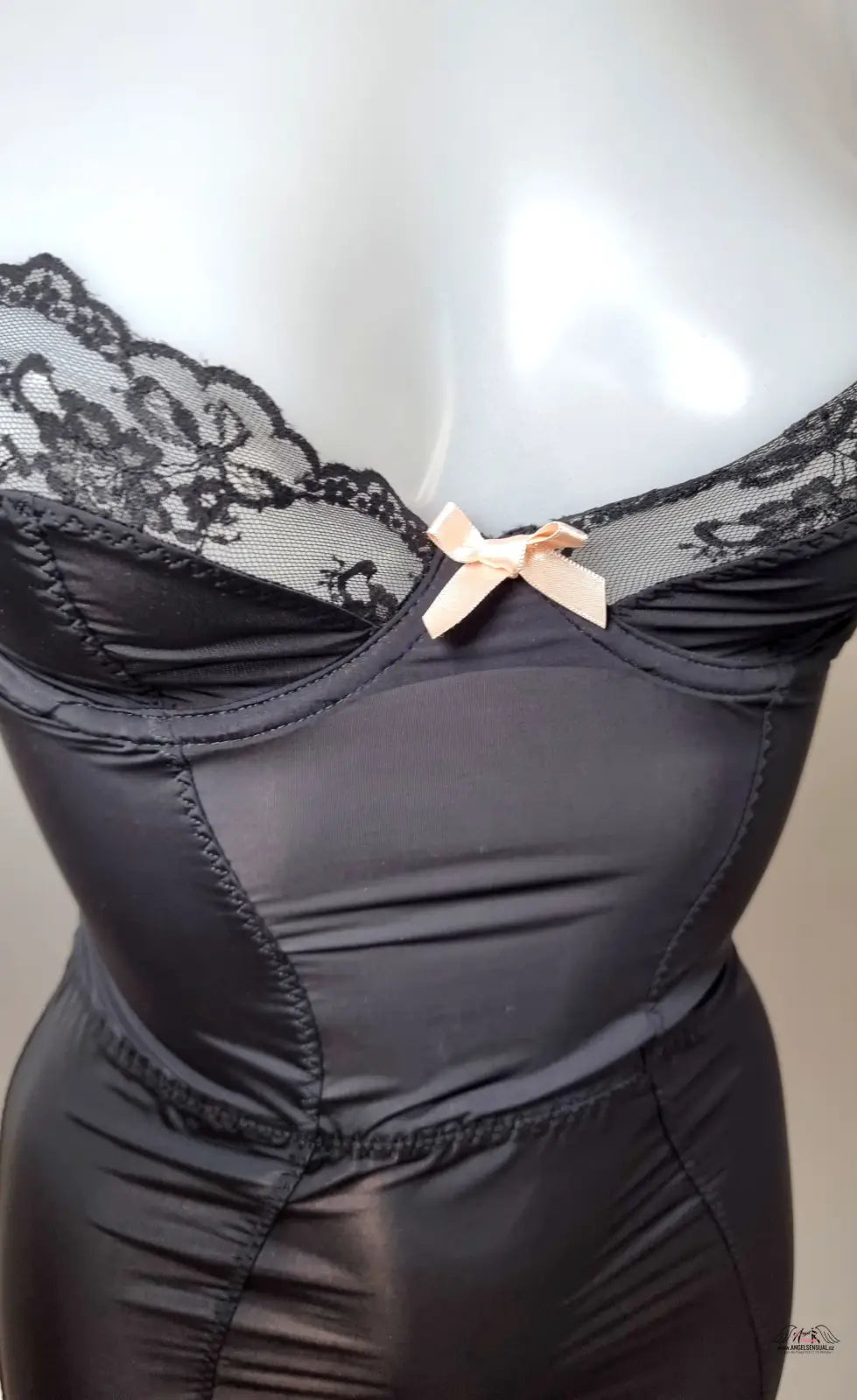 Černá krajková a saténová podprsenka s malou broskvovou mašlí, Joseline slip black