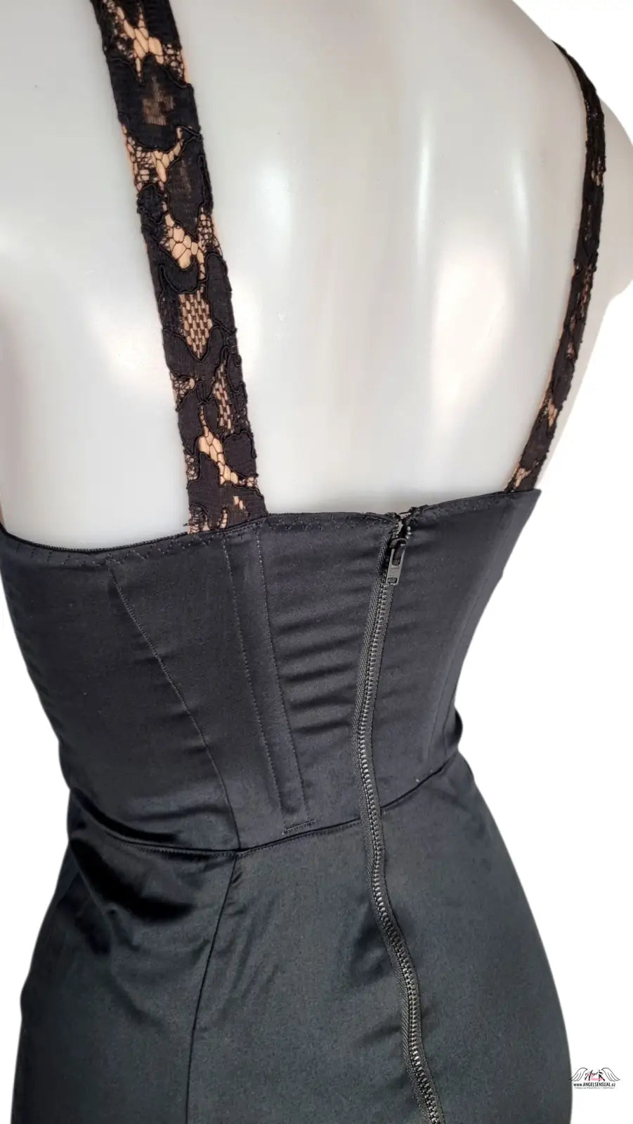 Černé saténové šaty Agent Provocateur Willow s leopardí krajkou a zářezem