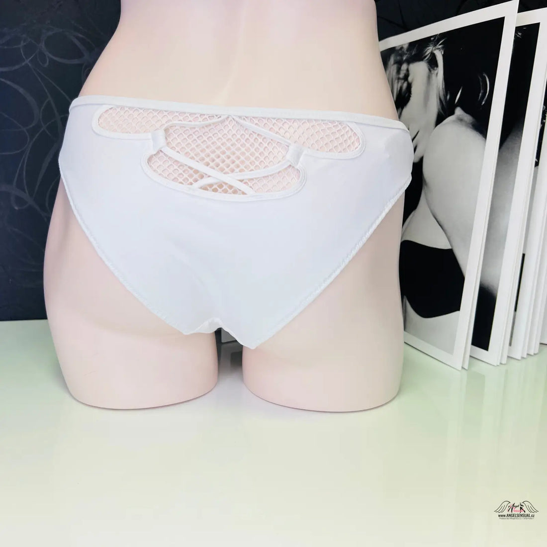 Bílé spodní díl plavek Hatty s krajkovým detailem na zadní straně díky jemné síťovině pro moderní vzhled