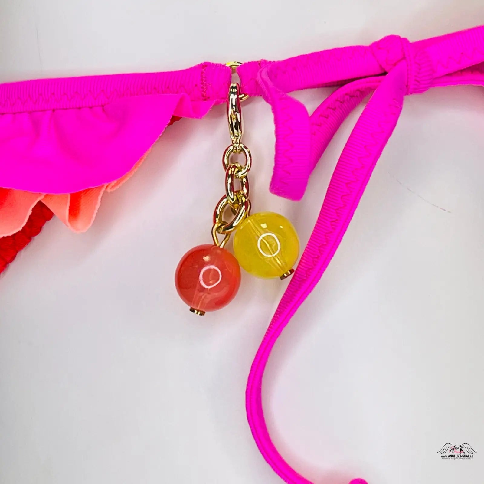 Hot pink bikini top s beaded chain od Agent Provocateur, barevný spodní díl plavek
