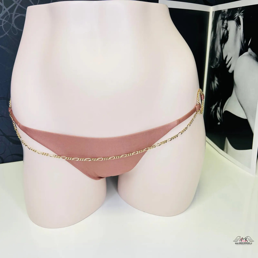 Luxusní plavek Kiona s růžovým spodním dílem a zlatým řetízkem