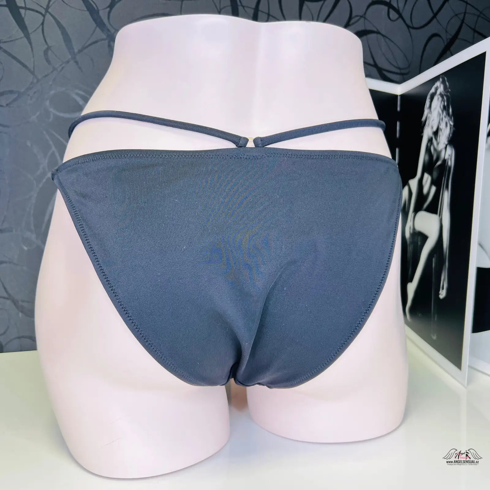 Black bikini bottoms with zlatými aplikacemi a ozdobnými šňůrkami, luxusní spodní díl