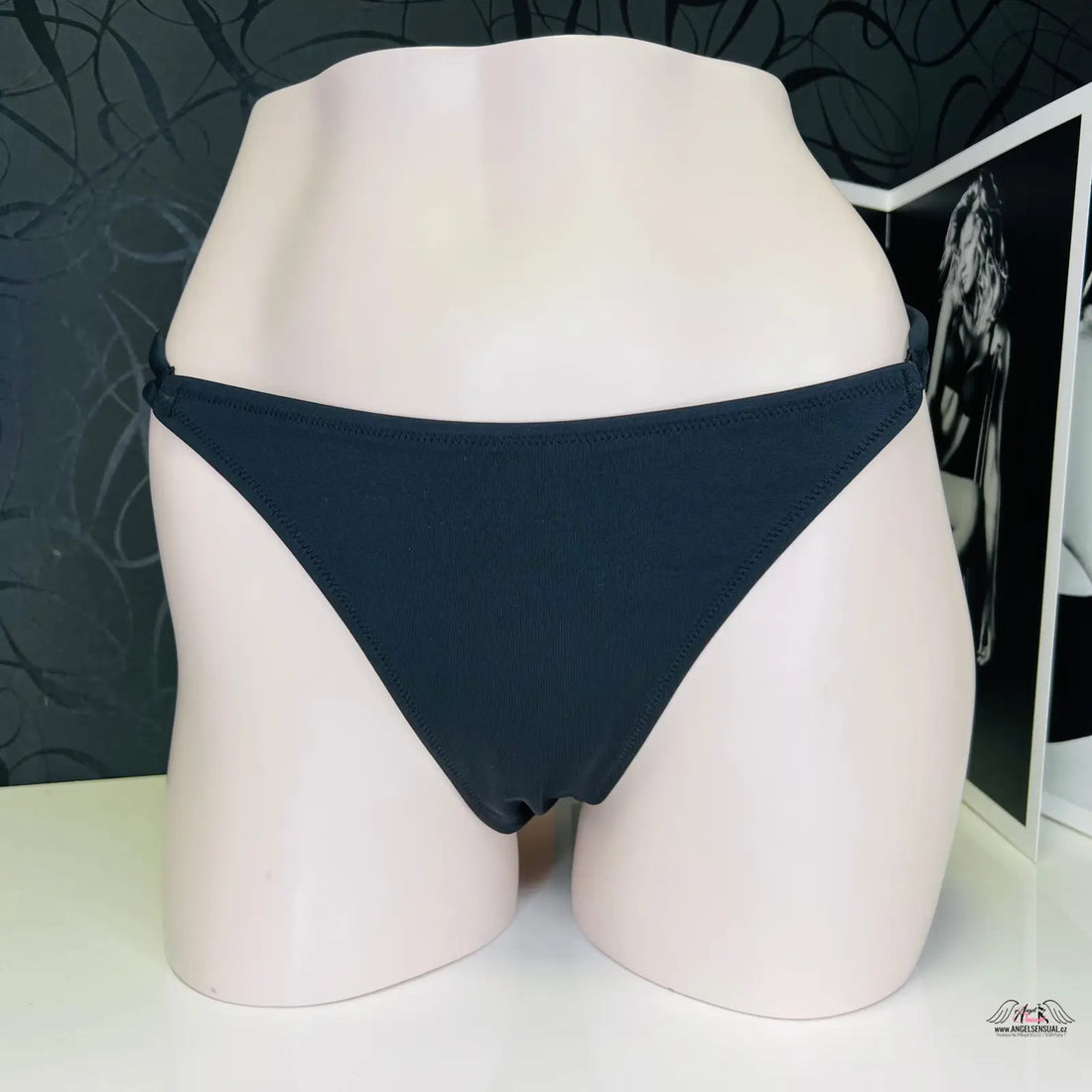 Black bikini bottoms with zlatými aplikacemi and ozdobnými šňůrkami, luxusní spodní díl