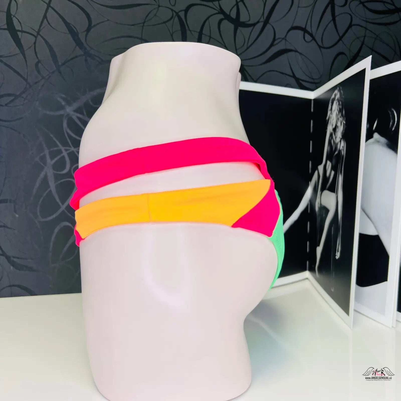 Mannequin torso s pestrobarevnými elastickými pásky kolem boků, spodní díl plavek Mazzy