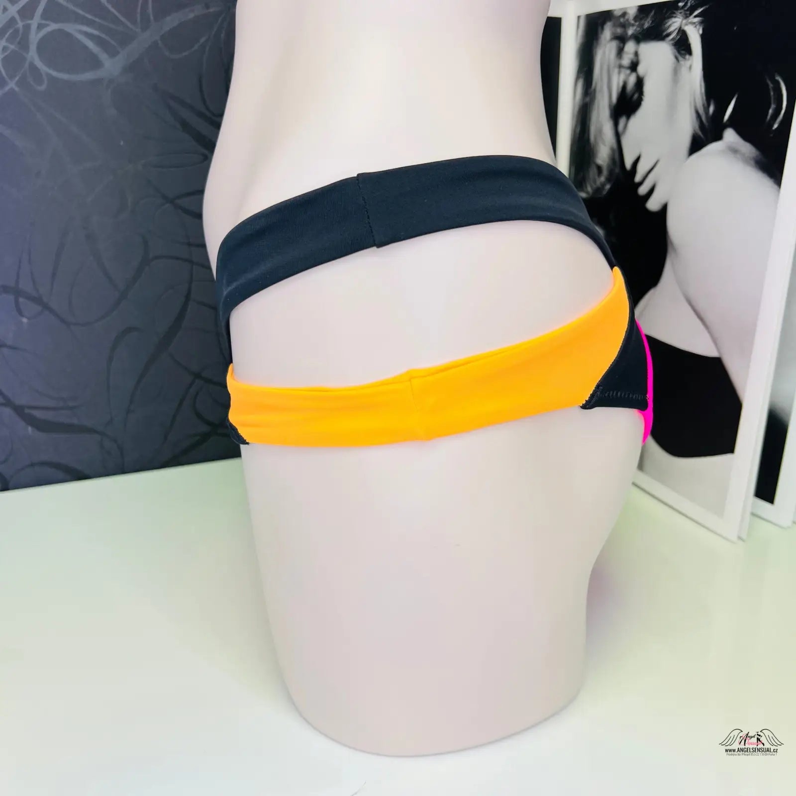 Ceramic nebo plastový šálek s pestrobarevnými elastickými pásky pro spodní díl plavek Mazzy