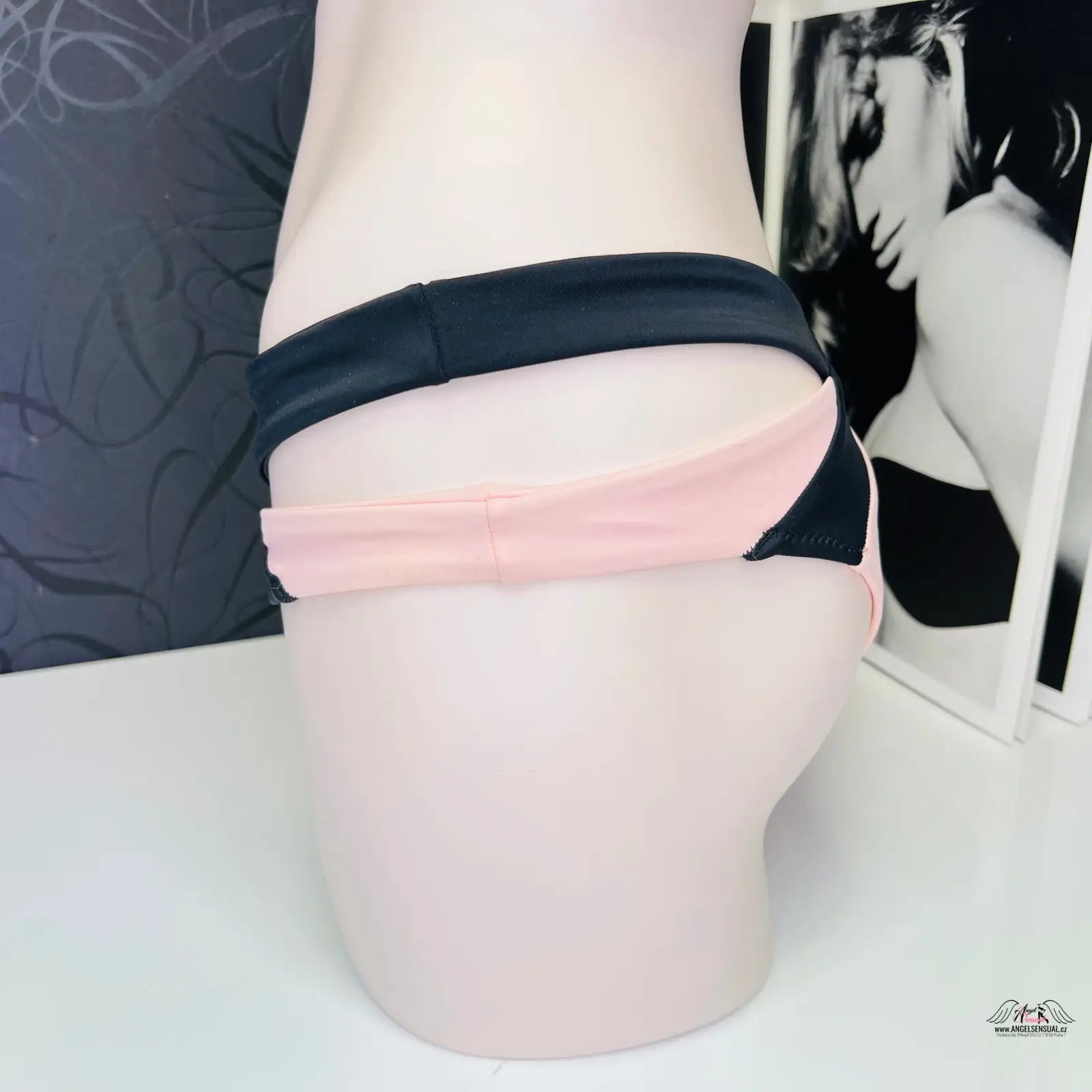 Pink keramický nebo porcelánový hrnek s černým lemem, vhodný k pestrobarevný spodní díl plavek Mazzy