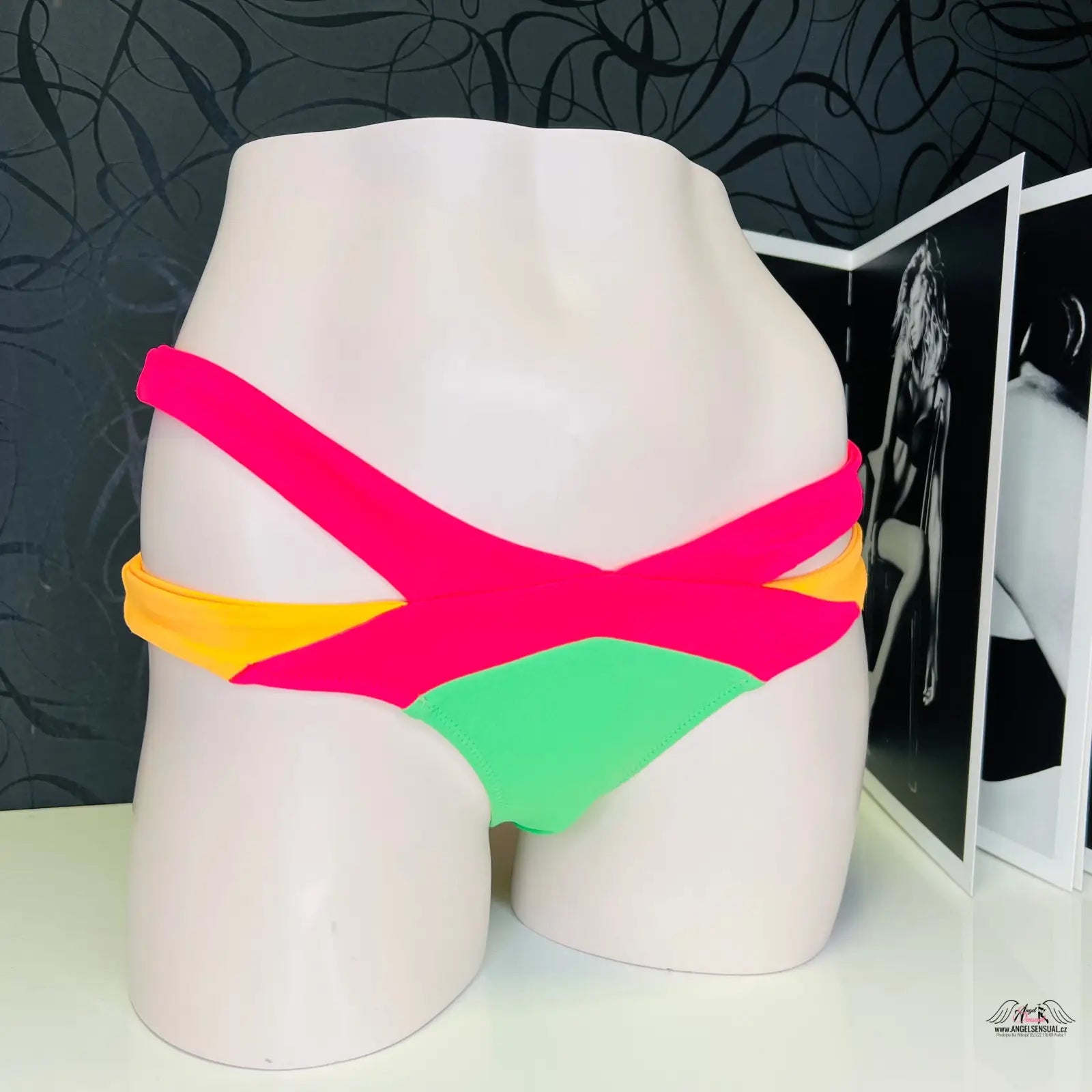 Mannequin torso s pestrobarevnými pestrobarevnými spodními díly plavek Mazzy