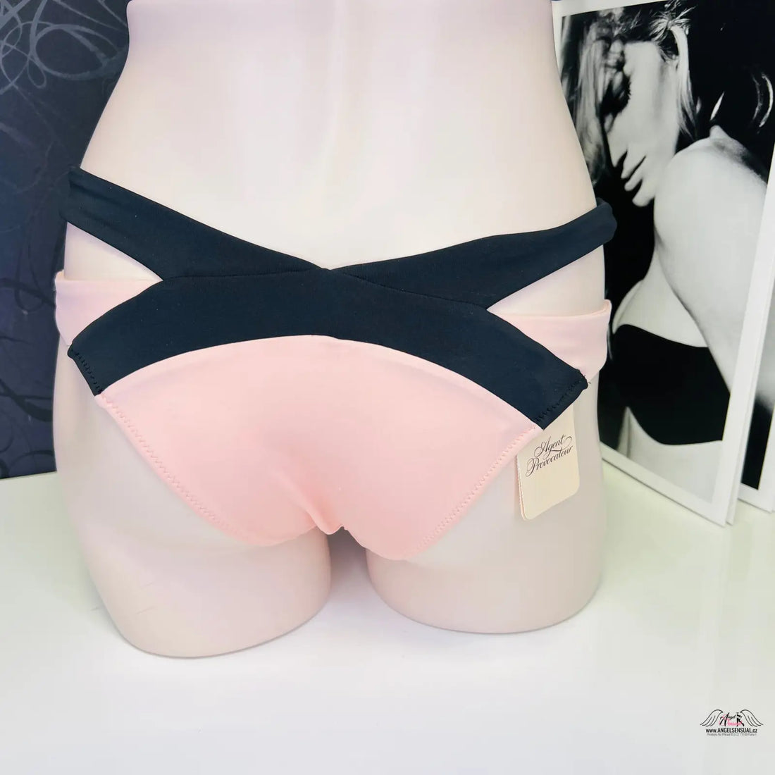 Pinkové spodní díl plavek Mazzy s černým křížovým páskem a pestrobarevný spodní design