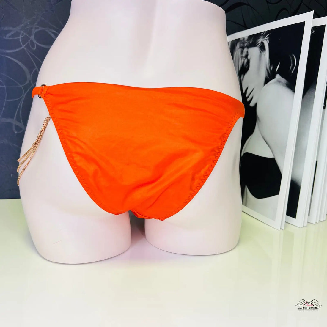 Bright sytě oranžový spodní díl plavek Tonya s zlatými detaily na figuríně