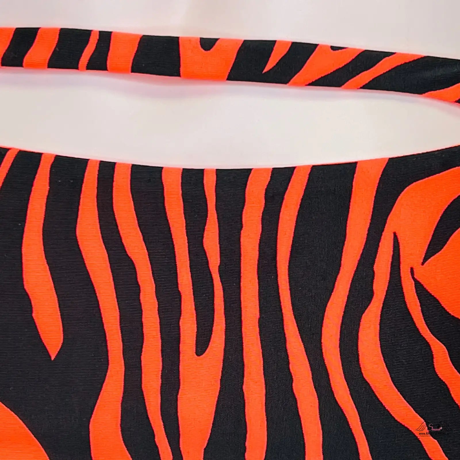 Blízký pohled na tiger print Tori bikini brief z kolekce Agent Provocateur
