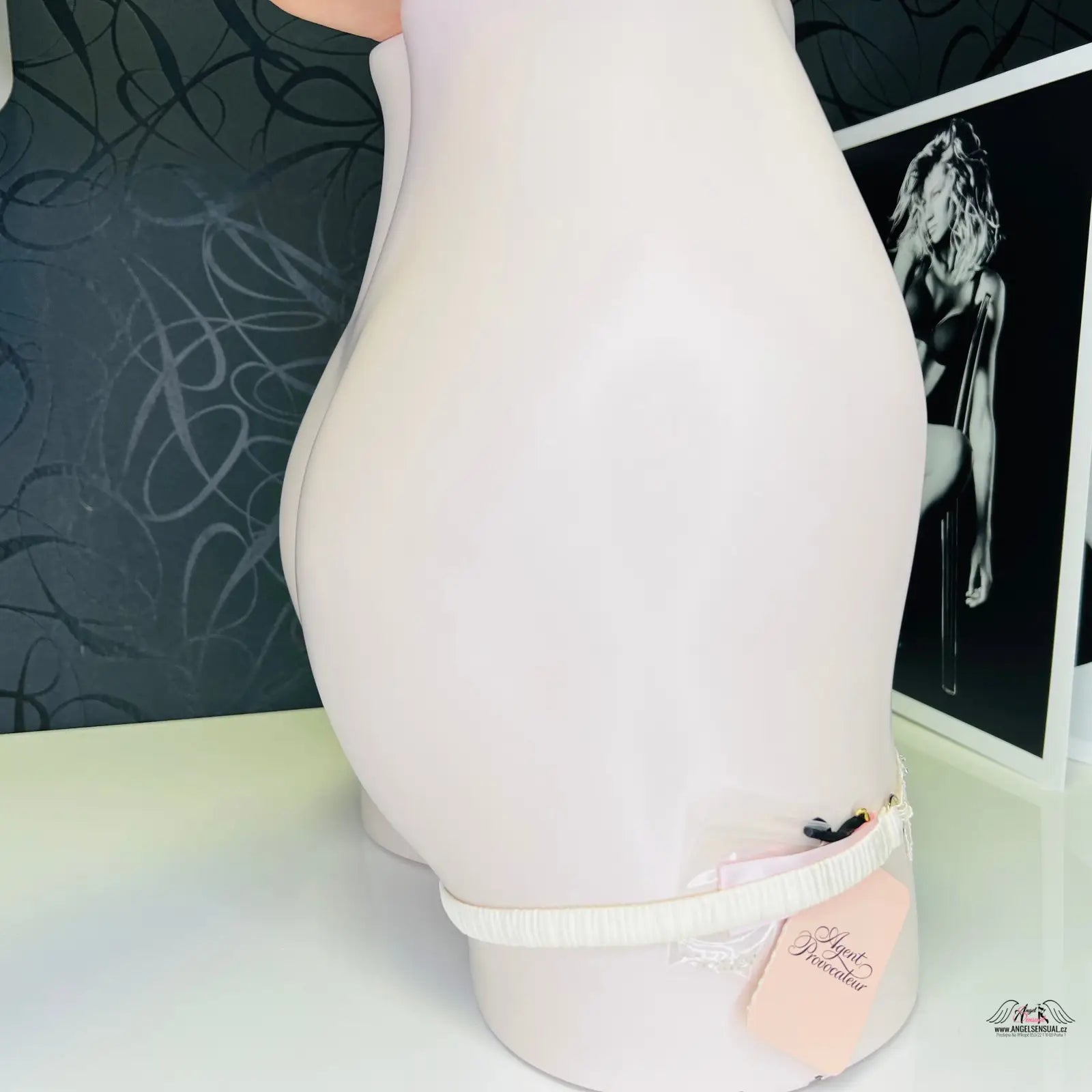 White garter with tag from Agent Provocateur Svatební Podvazek Lindie, jemnou síťovinou a stříbrnými korálky
