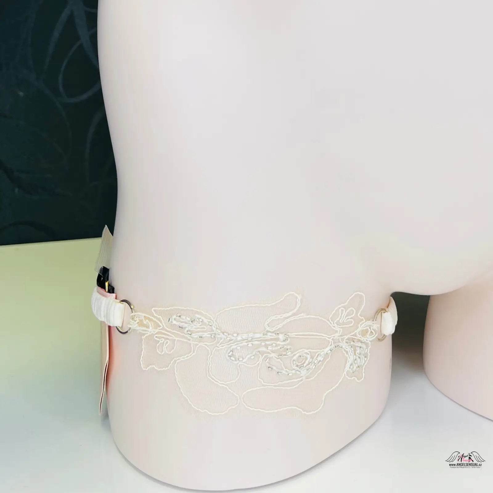 White floral lace garter s jemnou síťovinou a stříbrnými korálky, podvazek Lindie