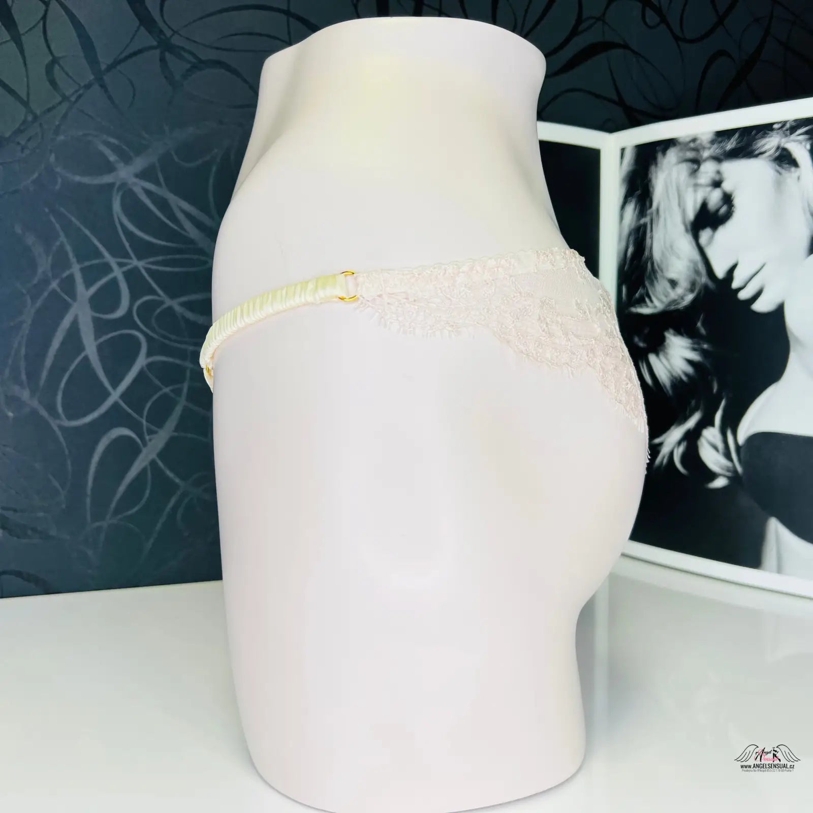 Lace-trimmed tanga Abbey od Agent Provocateur na figuríně s narůžovělou krajkou