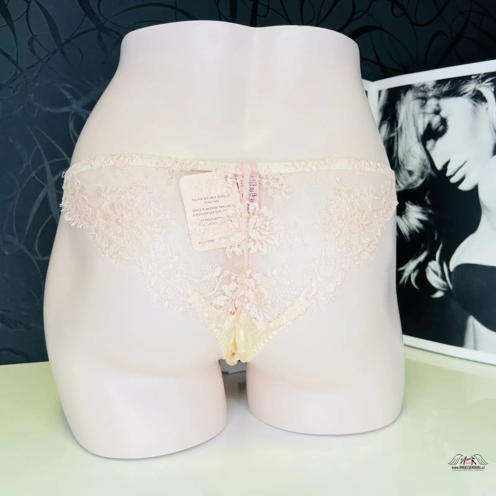 Lace thong panties Tanga Abbey od Agent Provocateur s narůžovělou krajkou