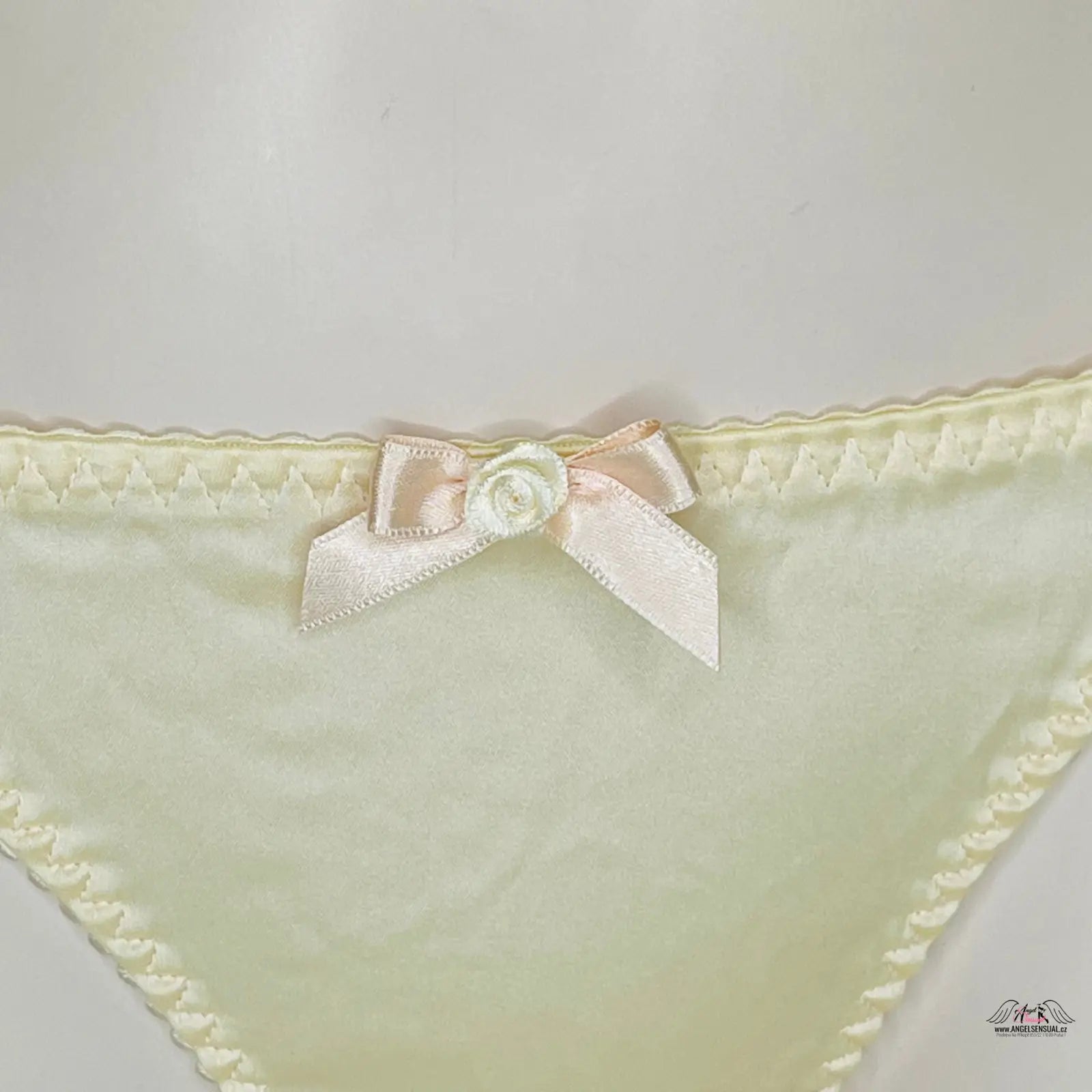 Pale yellow satin panties with ribbon bow, Tanga Abbey, Agent Provocateur, narůžovělou krajkou