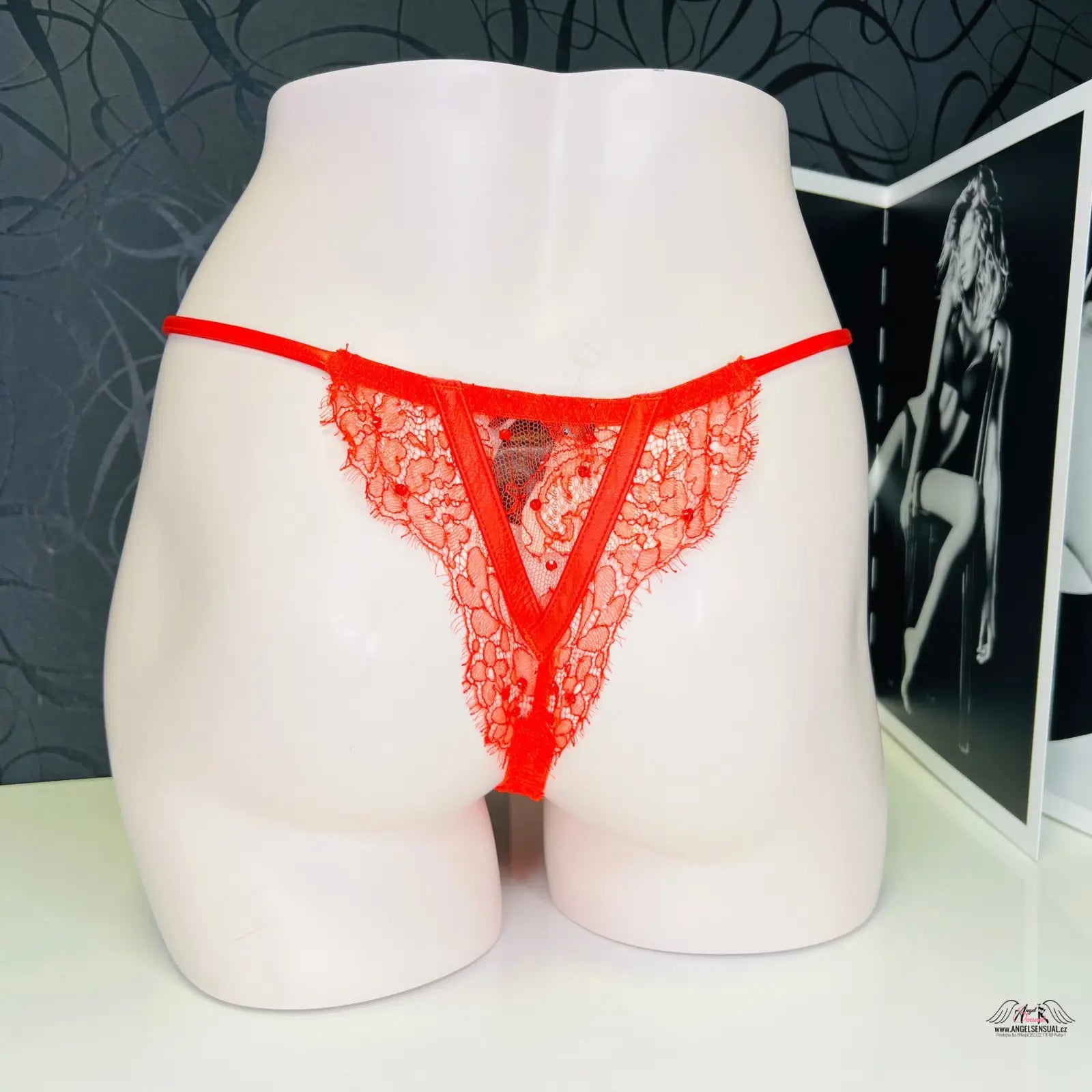 Luxusní tanga Adara styl, červené krajkové Agent Provocateur Tanga Adara Red Soiree Leather Swarovski