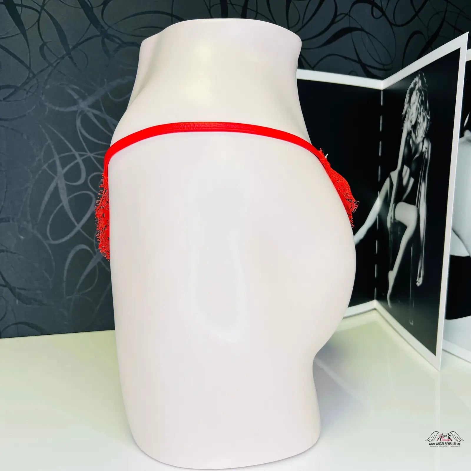 Luxusní tanga Adara styl na figuríně, Agent Provocateur Tanga Adara Red Soiree Leather Swarovski
