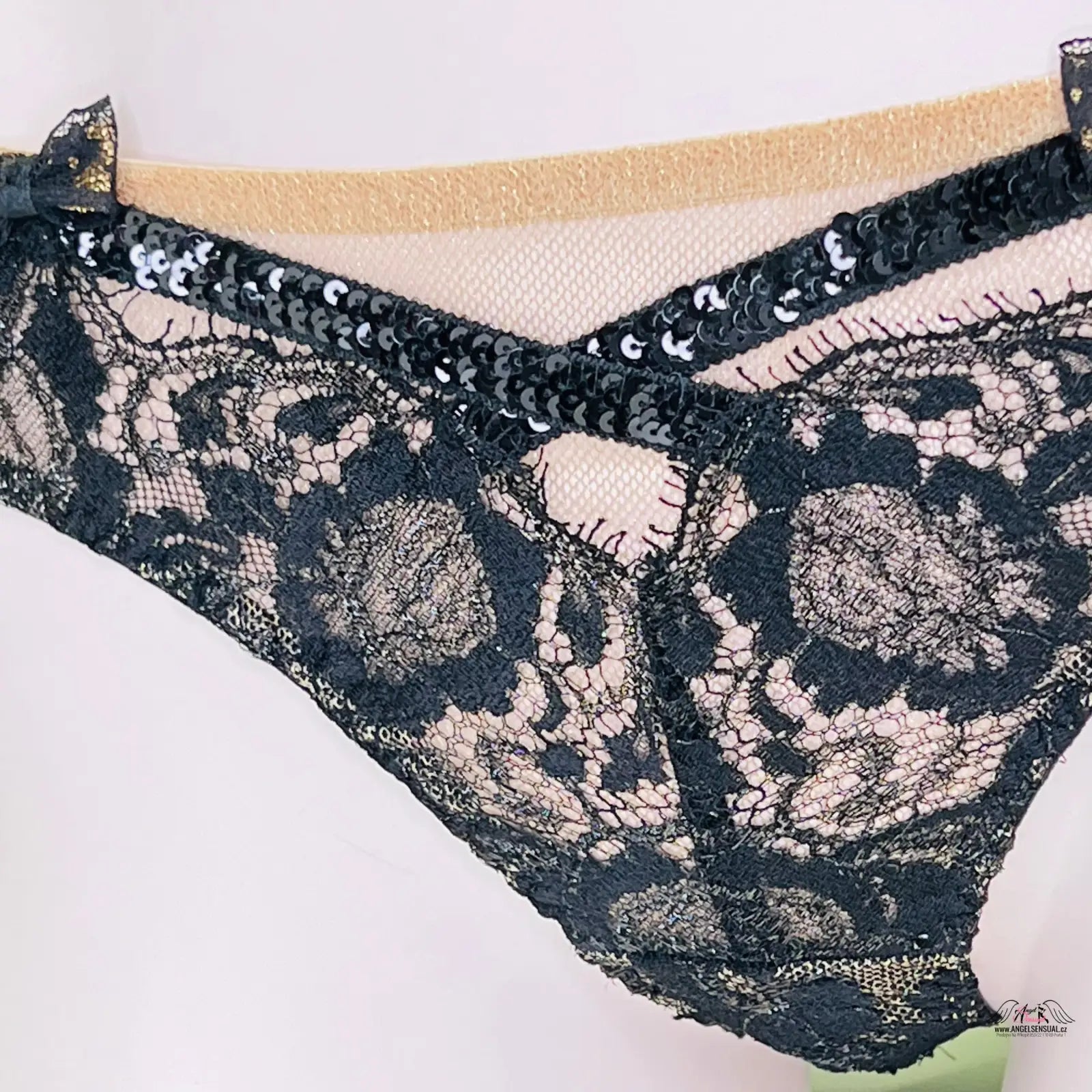 Luxusní síťovaná tanga Agent Provocateur Tanga Adelia s černou krajkou a sequinami