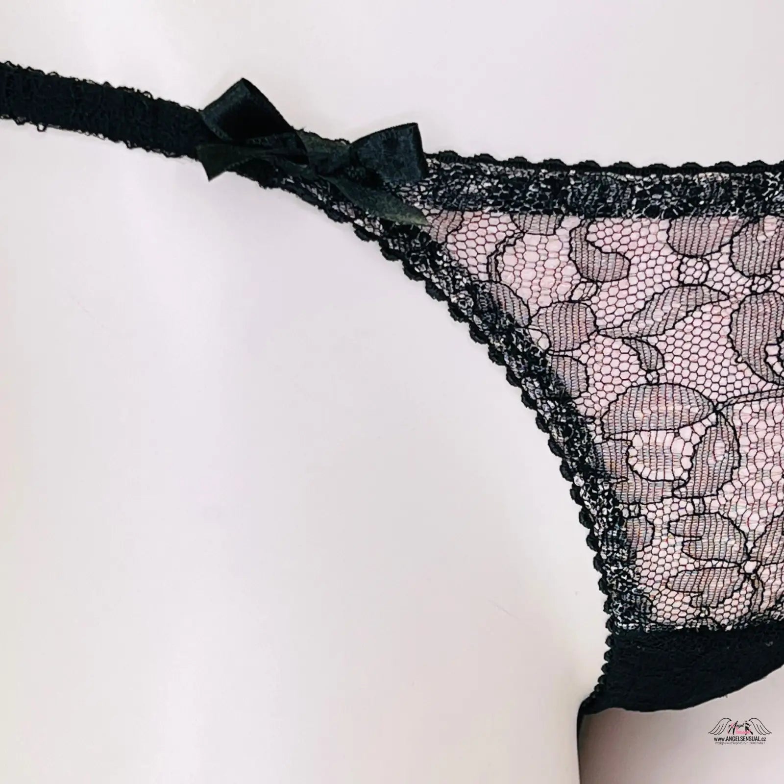 Černé krajkové tanga Ariel s mašlí, ideální pro ariel black pink styl