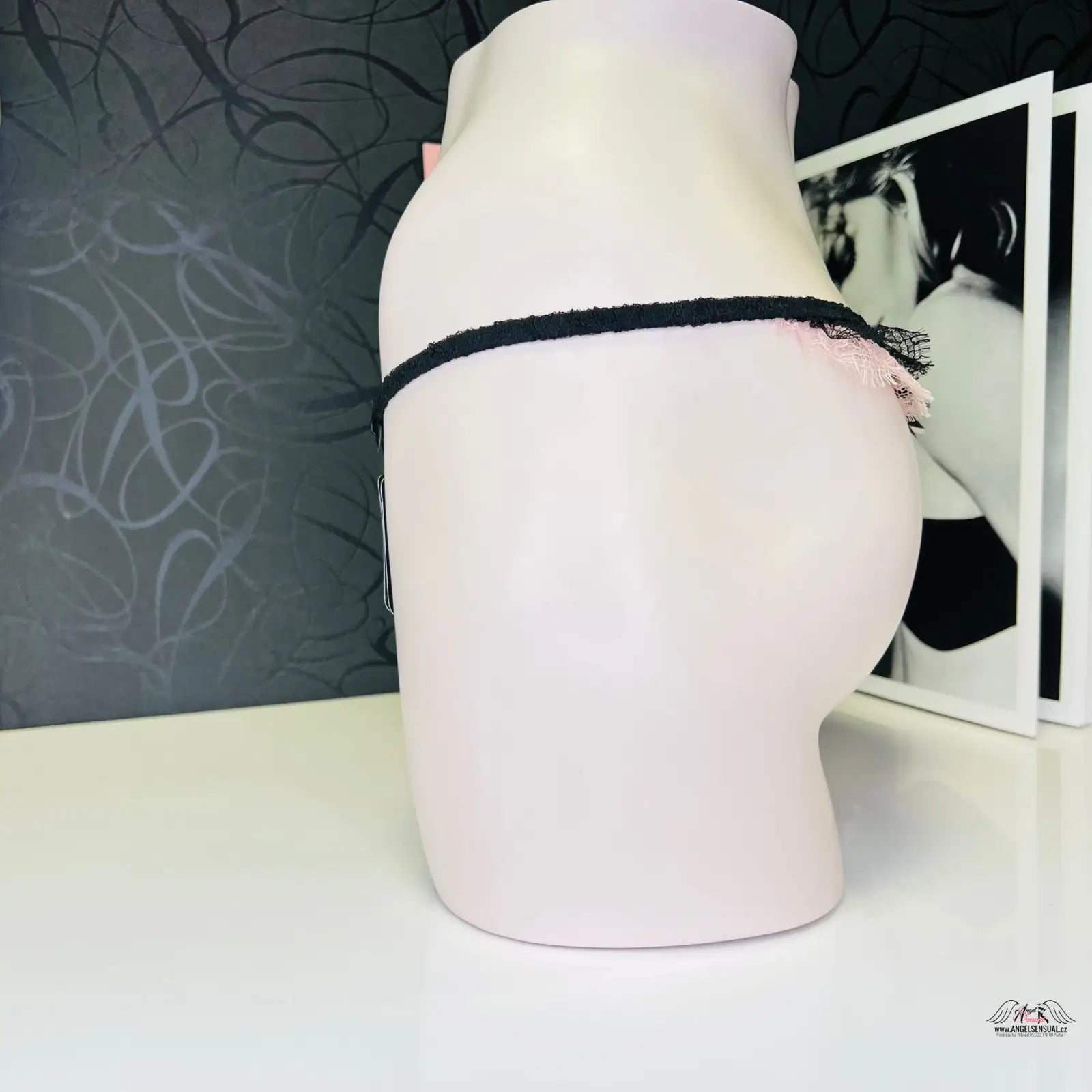 Růžový mannequin v černé tangě Agent Provocateur Tanga Ariel Black Pink