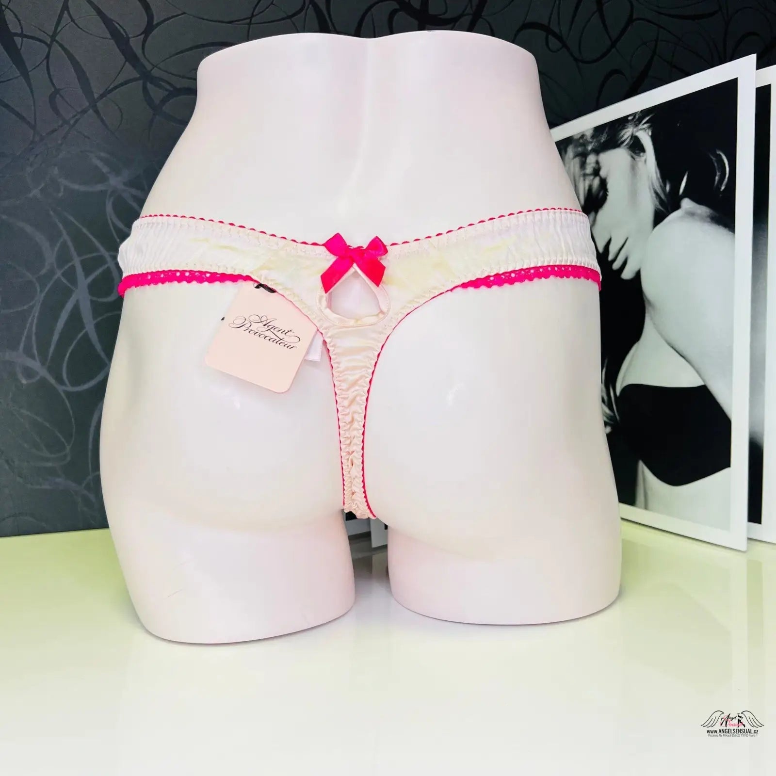 Bílá figurína s exotickým tanga Bananarama s růžovým lemem a mašlí