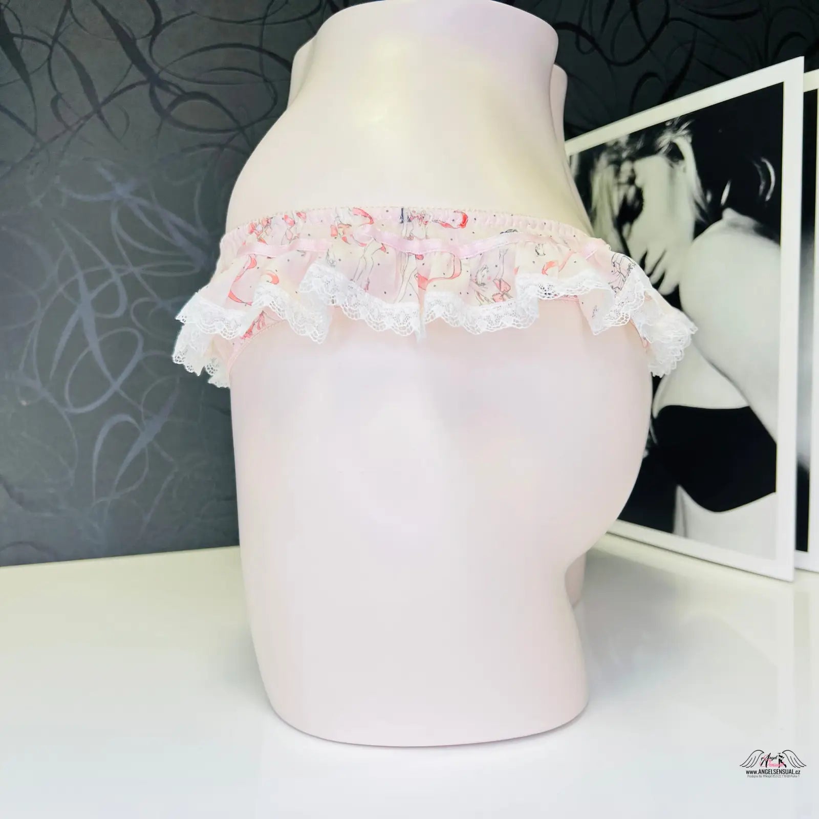 Elegantní tanga Agent Provocateur s květinovým a krajkovým podvazkem, ideální pro apparel & accessories