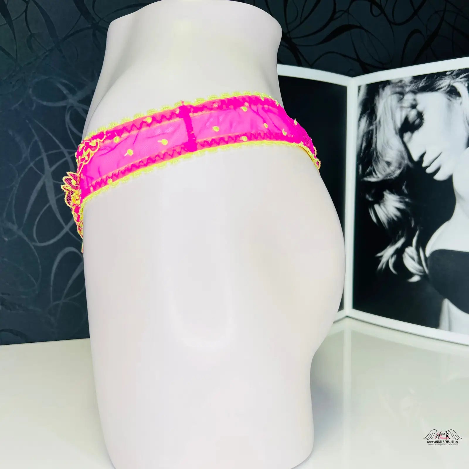 Luxusní tanga Connie Agent Provocateur na manekýnu v růžové a žluté barvě