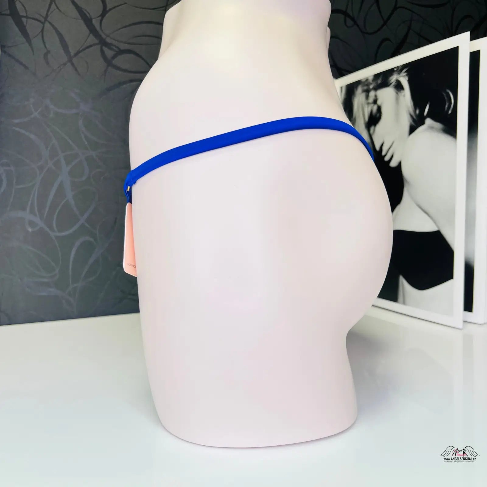 Manekýn s modrým páskem na produktu Agent Provocateur Tanga Janet Trixie