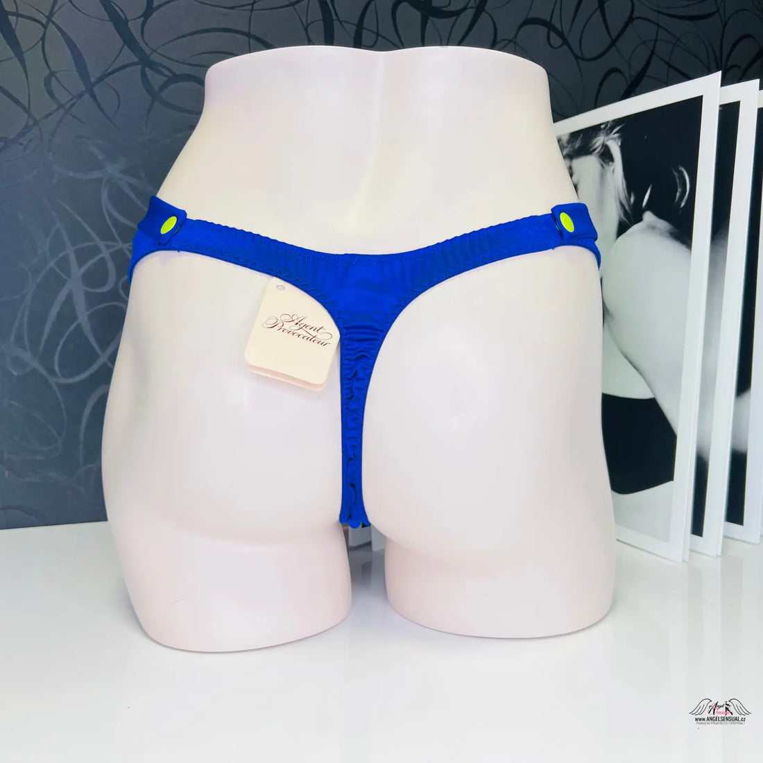 Modré tanga Janet Trixie od Agent Provocateur na bílé figuríně, ideální pro oděvy a doplňky