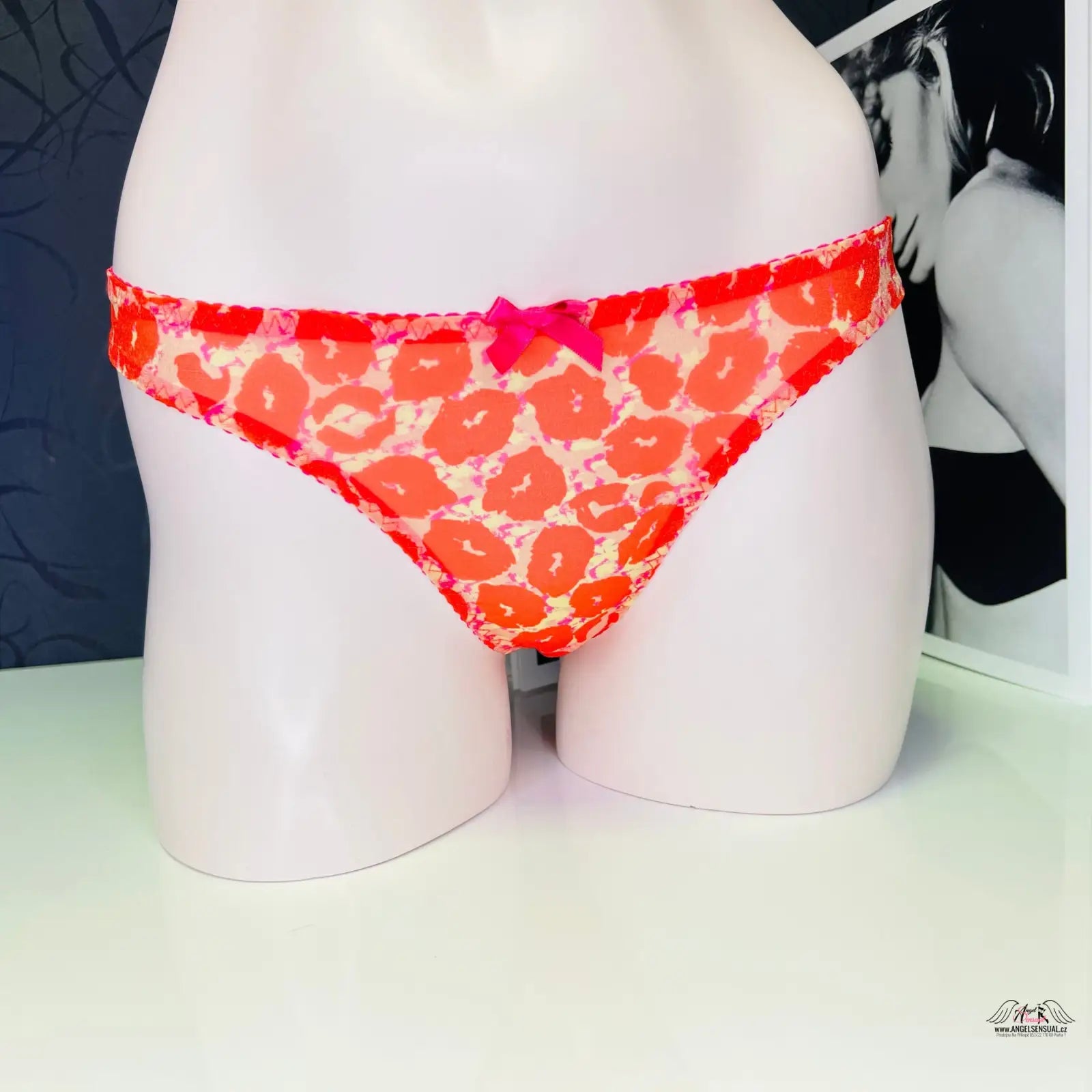 Red and white floral patterned bikini bottom, Agent Provocateur Tanga Kit Leopard, mikrovlákno leopardí kalhotky, parížská elegance