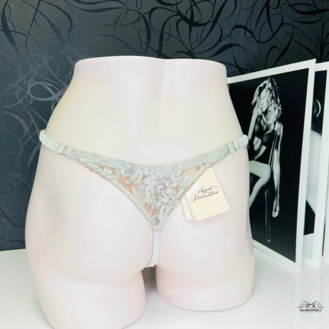 Lace thong na manekýnu, Agent Provocateur Tanga Lorelli, luxusní tanga Lorelli