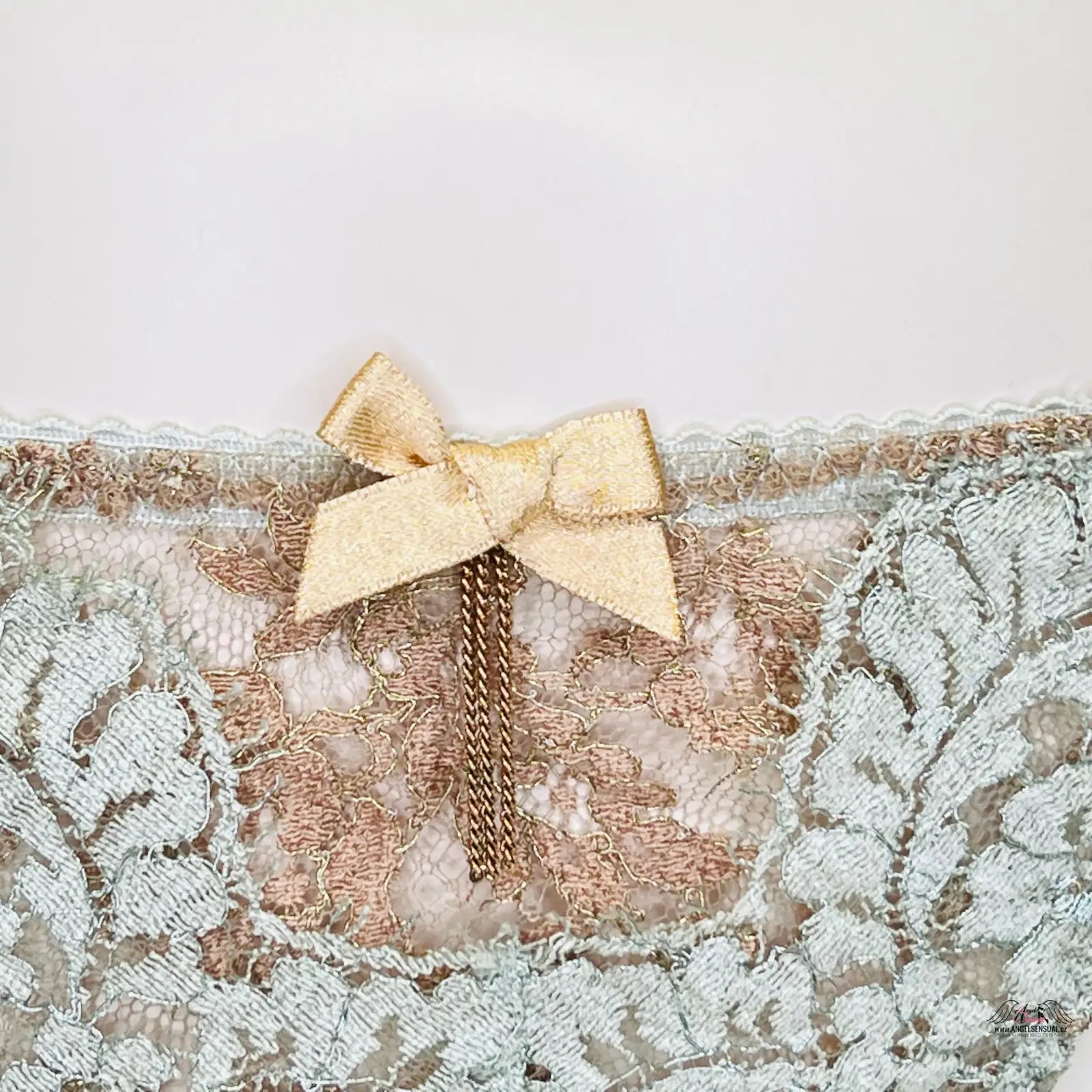 Lace luxusní tanga Lorelli Agent Provocateur s zlatým mašlí a řetízkem