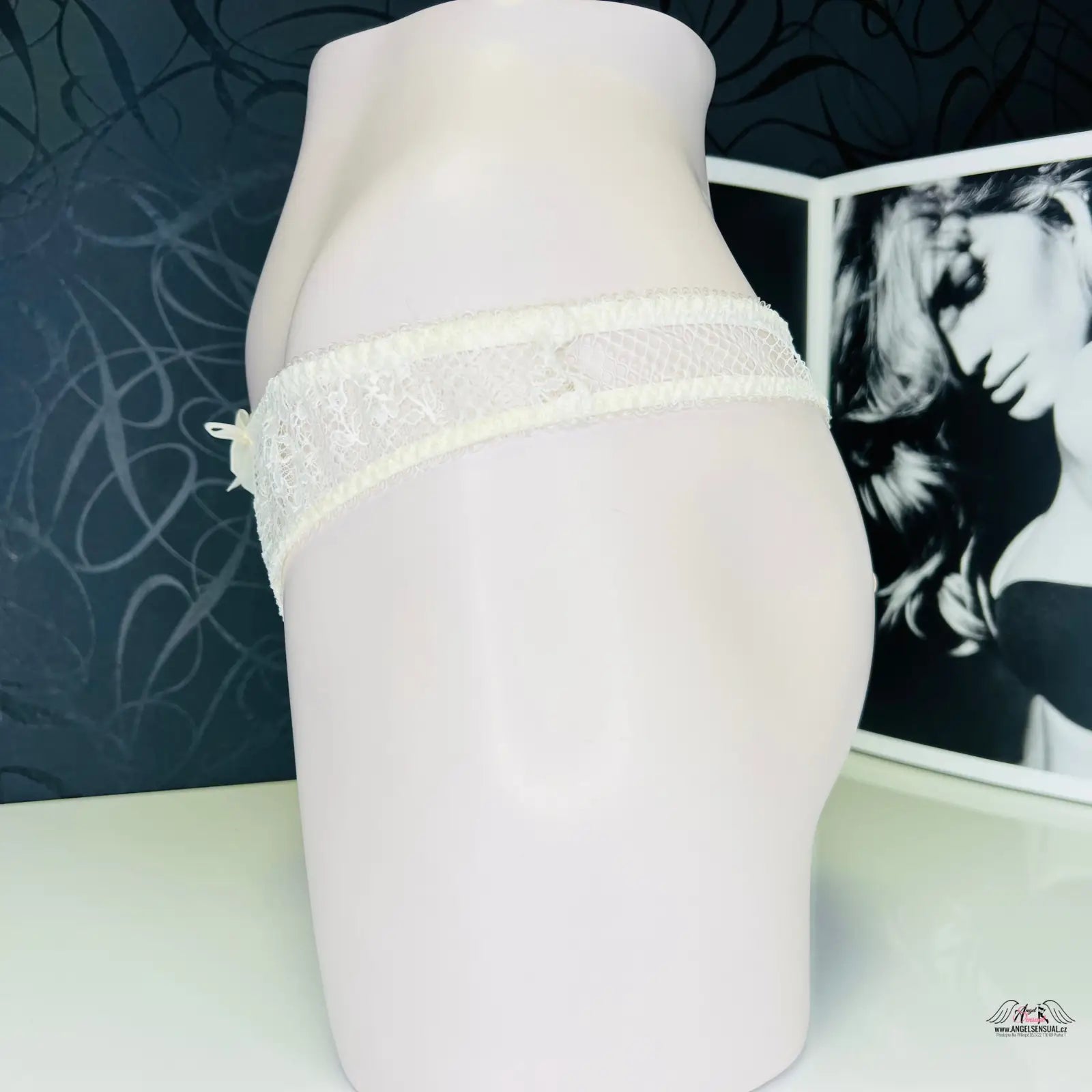 Lace-trimmed ivory g-string Agent Provocateur Tanga Lyla s mašličkou uprostřed
