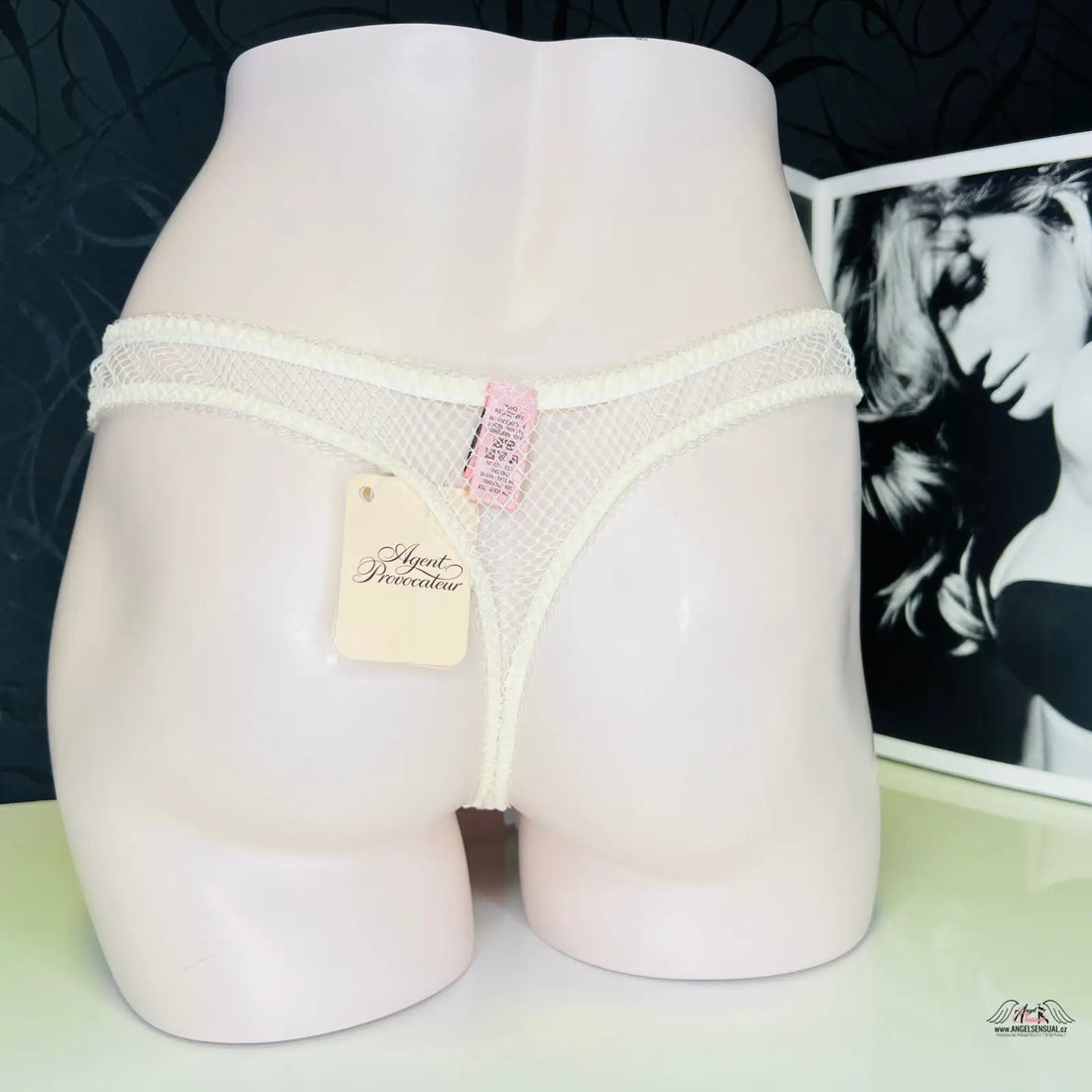 Bílá krajková tanga iyla s mašličkou uprostřed od Agent Provocateur