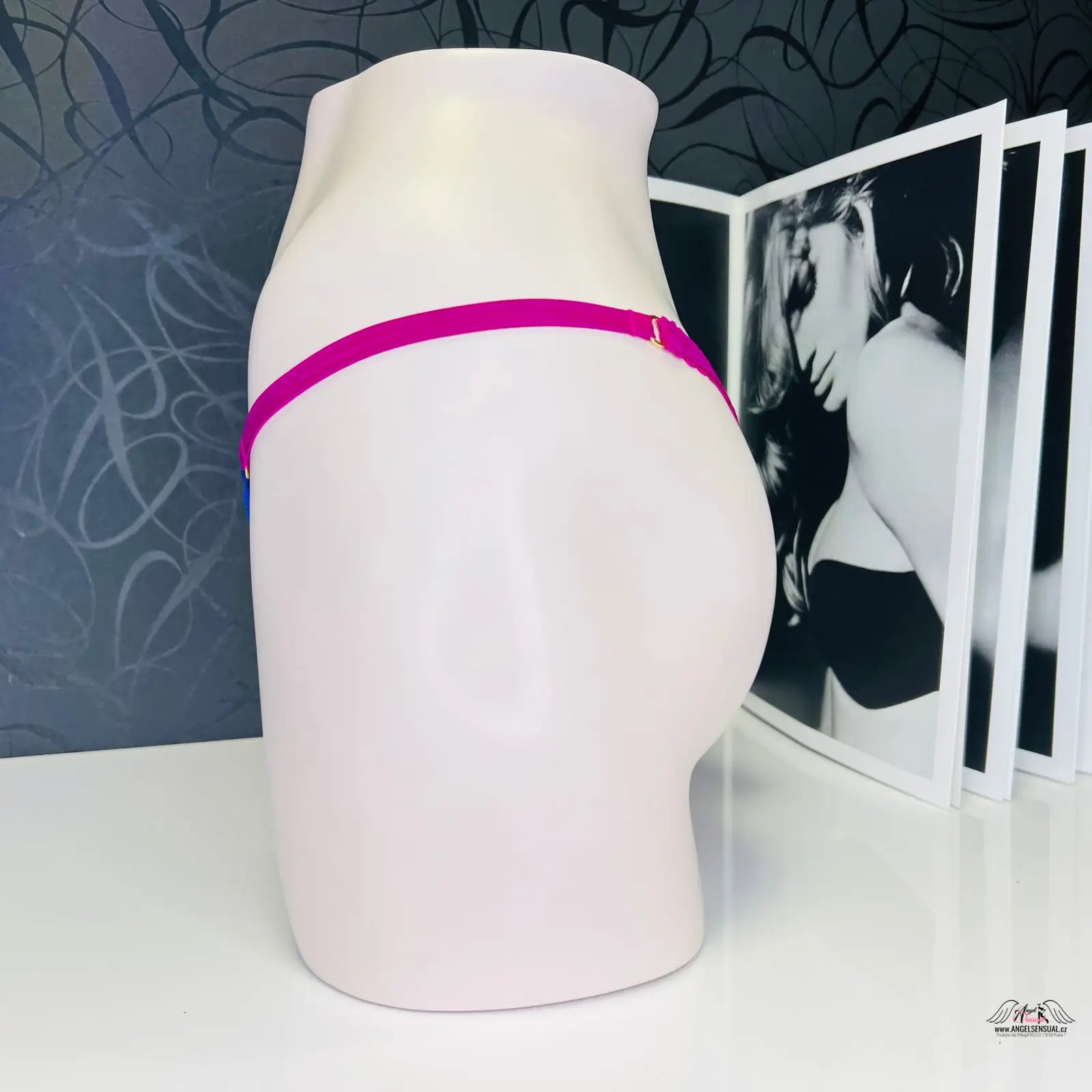 Bílá keramická váza s růžovým pruhem, ideální pro Tanga Molly od Agent Provocateur