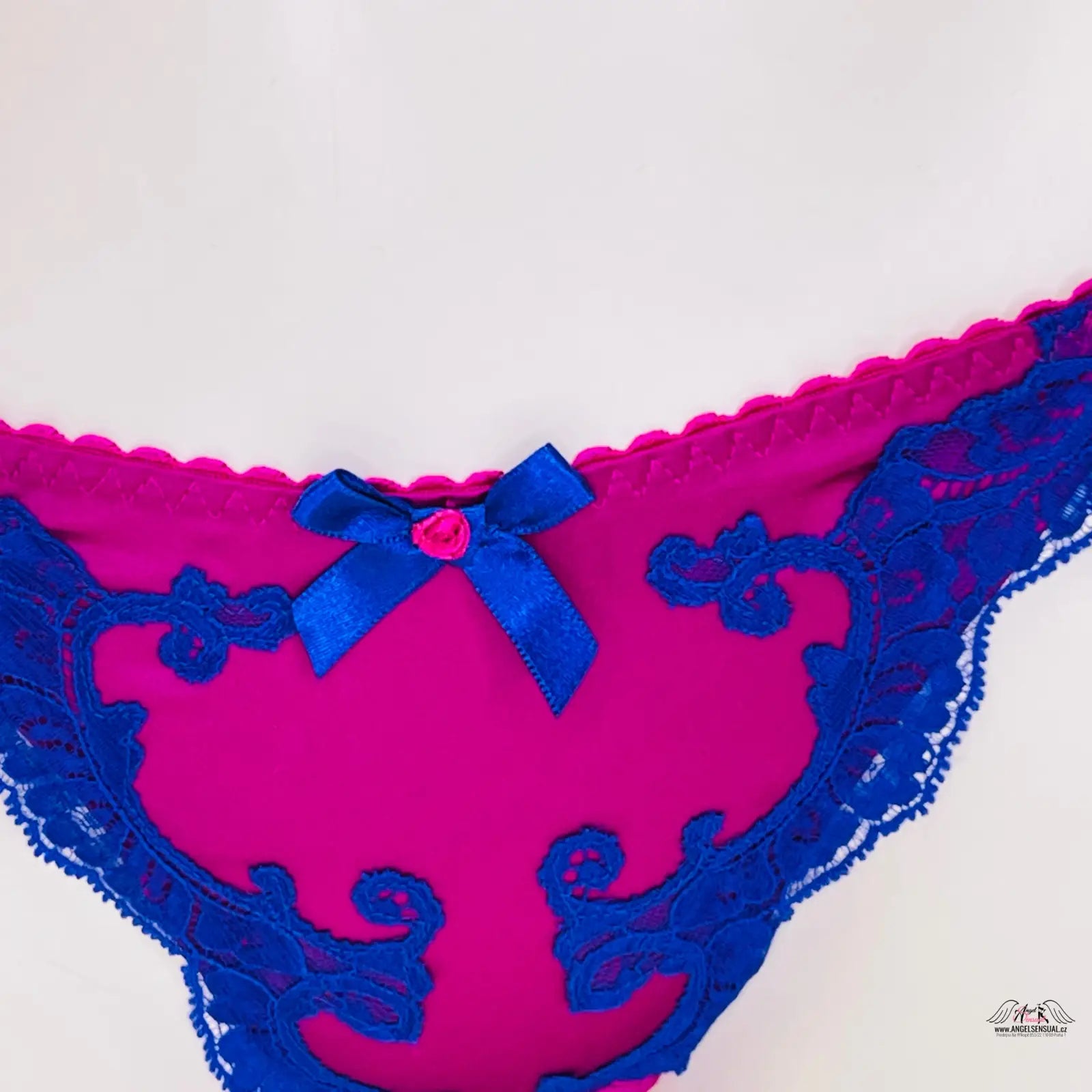 Hot pink tanga Molly s jemnou krajkou a malou mašlí od Agent Provocateur