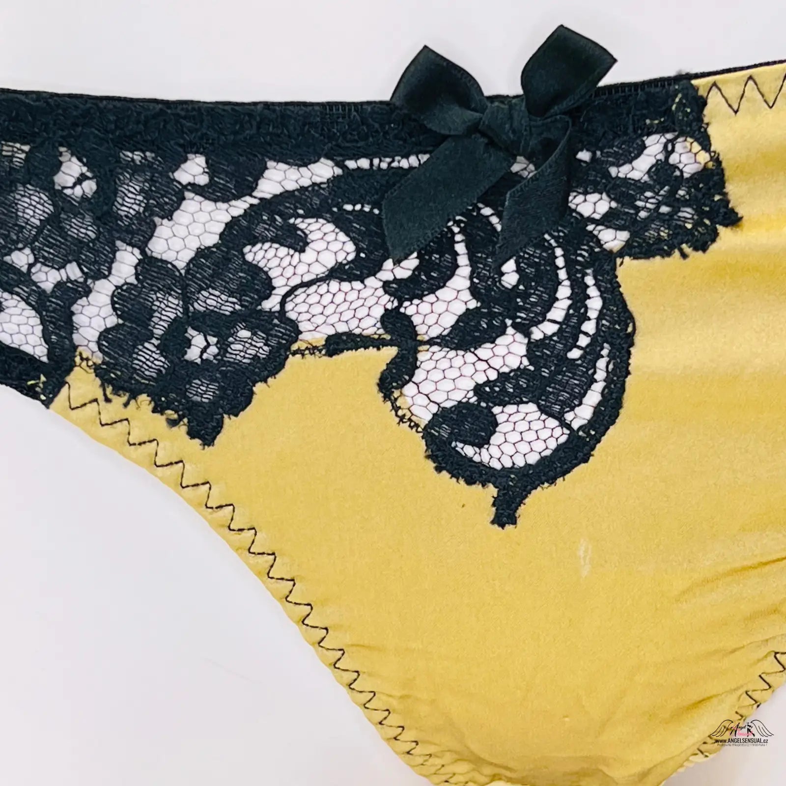 Agent Provocateur Tanga Nayeli luxusní tanga Nayeli s zlatým saténem a černou krajkou