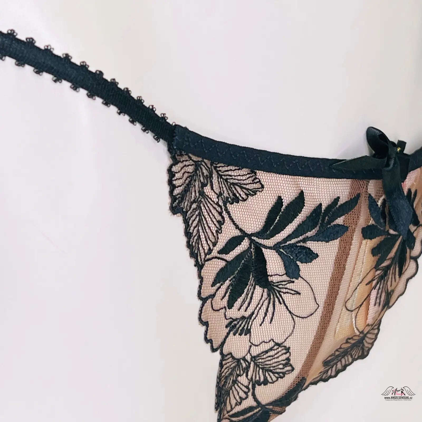 Delikátní síťované tanga Agent Provocateur Tanga Petra s jemnou krajkou a květinovou výšivkou