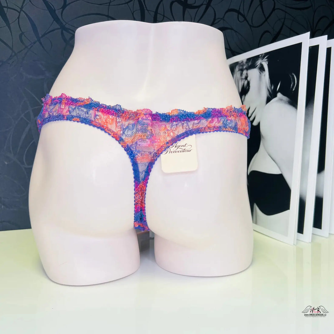 Barevné krajkové tanga Tanga Phoenix na bílé figuríně, ideální pro přední straně
