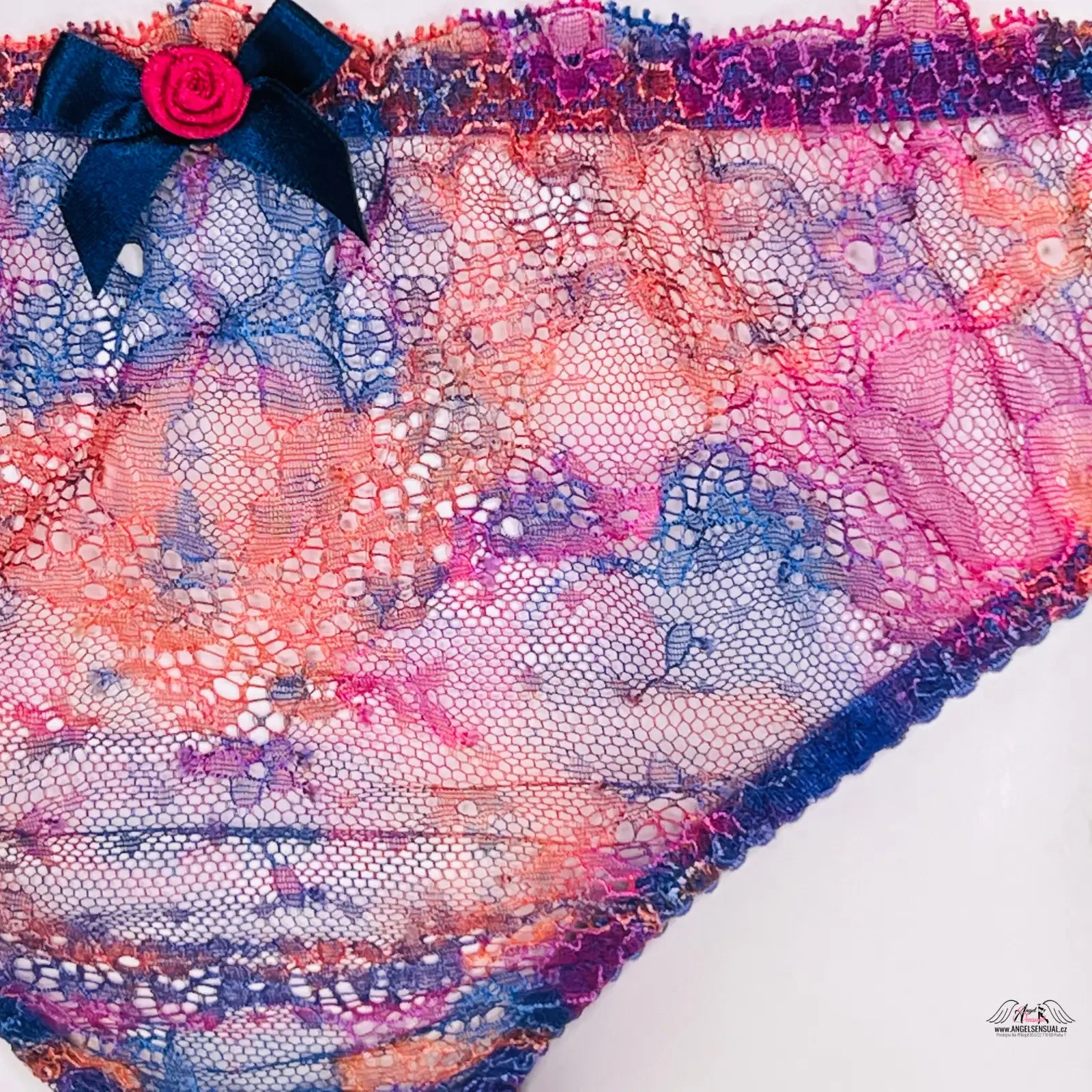 Krajkové tanga Agent Provocateur Tanga Phoenix s růžovým květem na přední straně