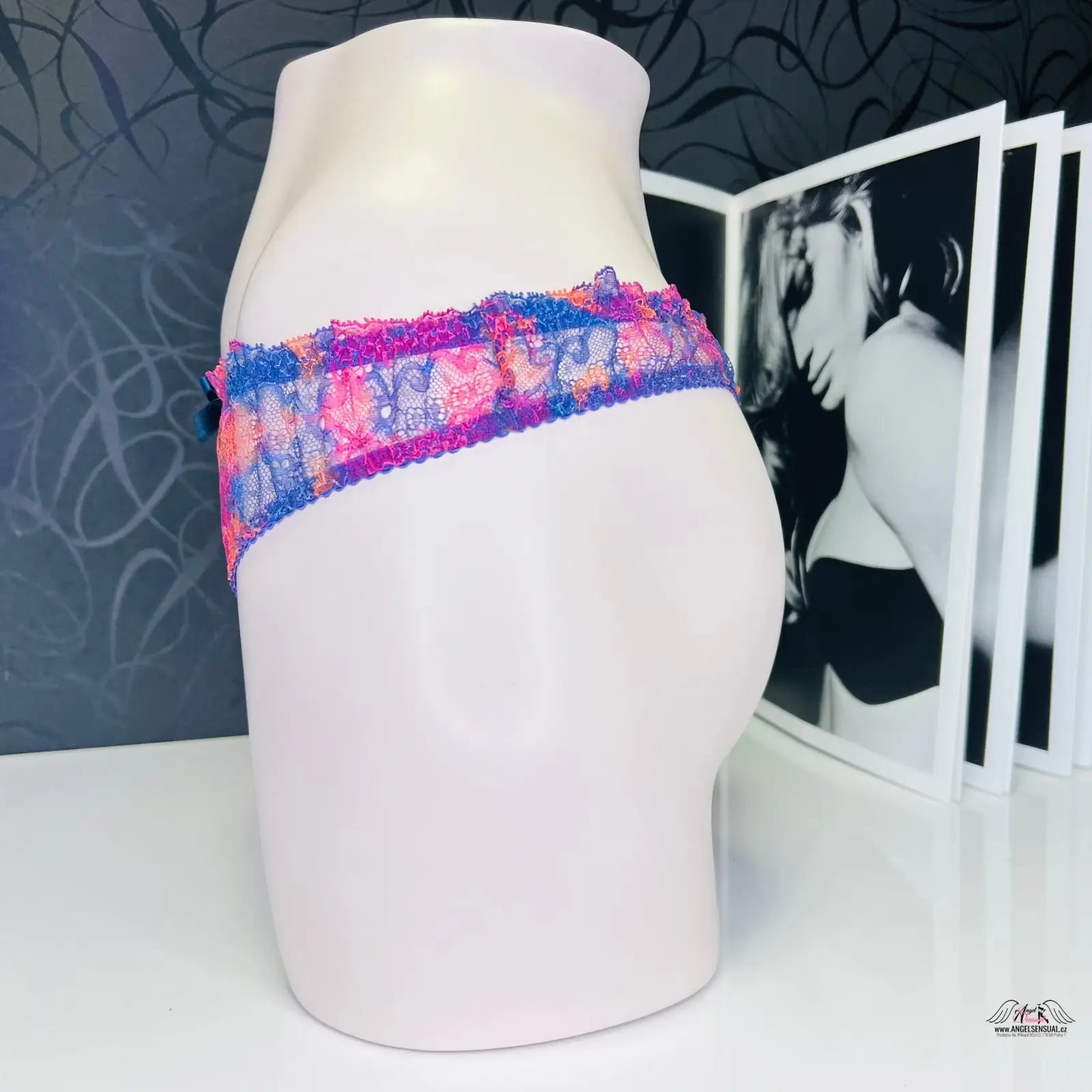 Agent Provocateur Tanga Phoenix krajkové tanga s růžovo-modrou na bílém modelu