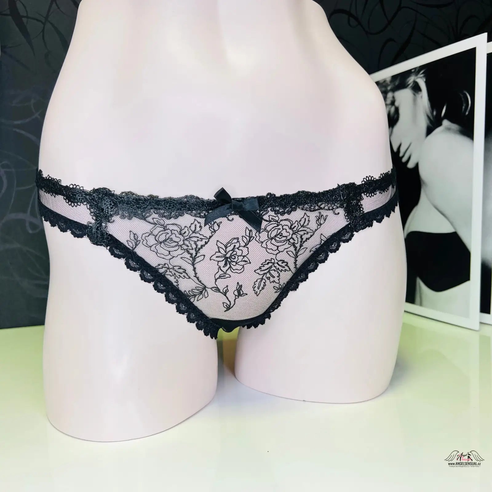 Černá květinová krajková tanga Agent Provocateur Tanga Rosa, luxusní kousek spodního prádla