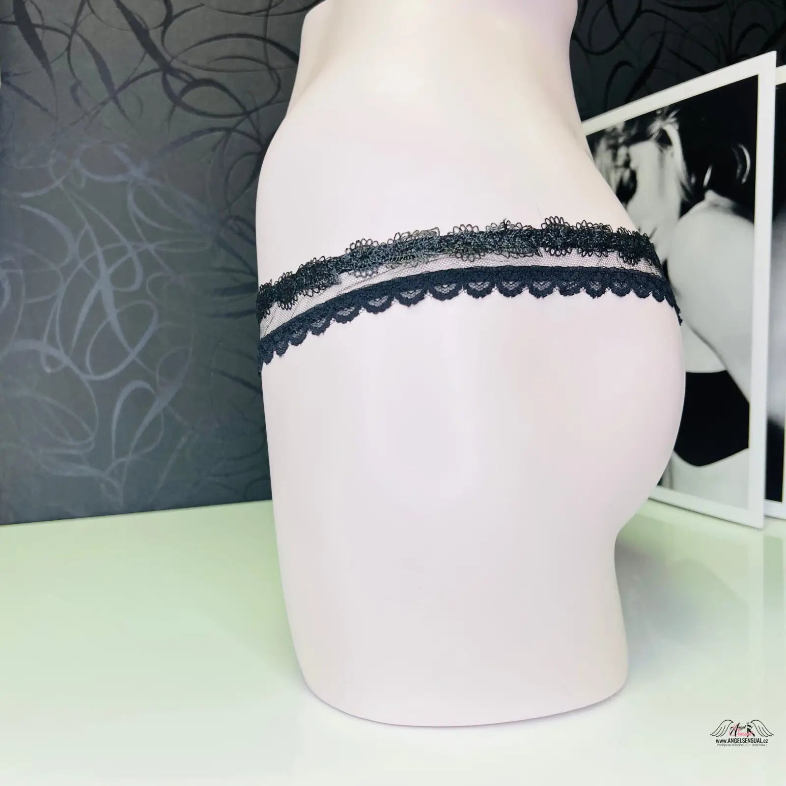 Black lace garter on mannequin with Agent Provocateur Tanga Rosa, luxusní agent provocateur