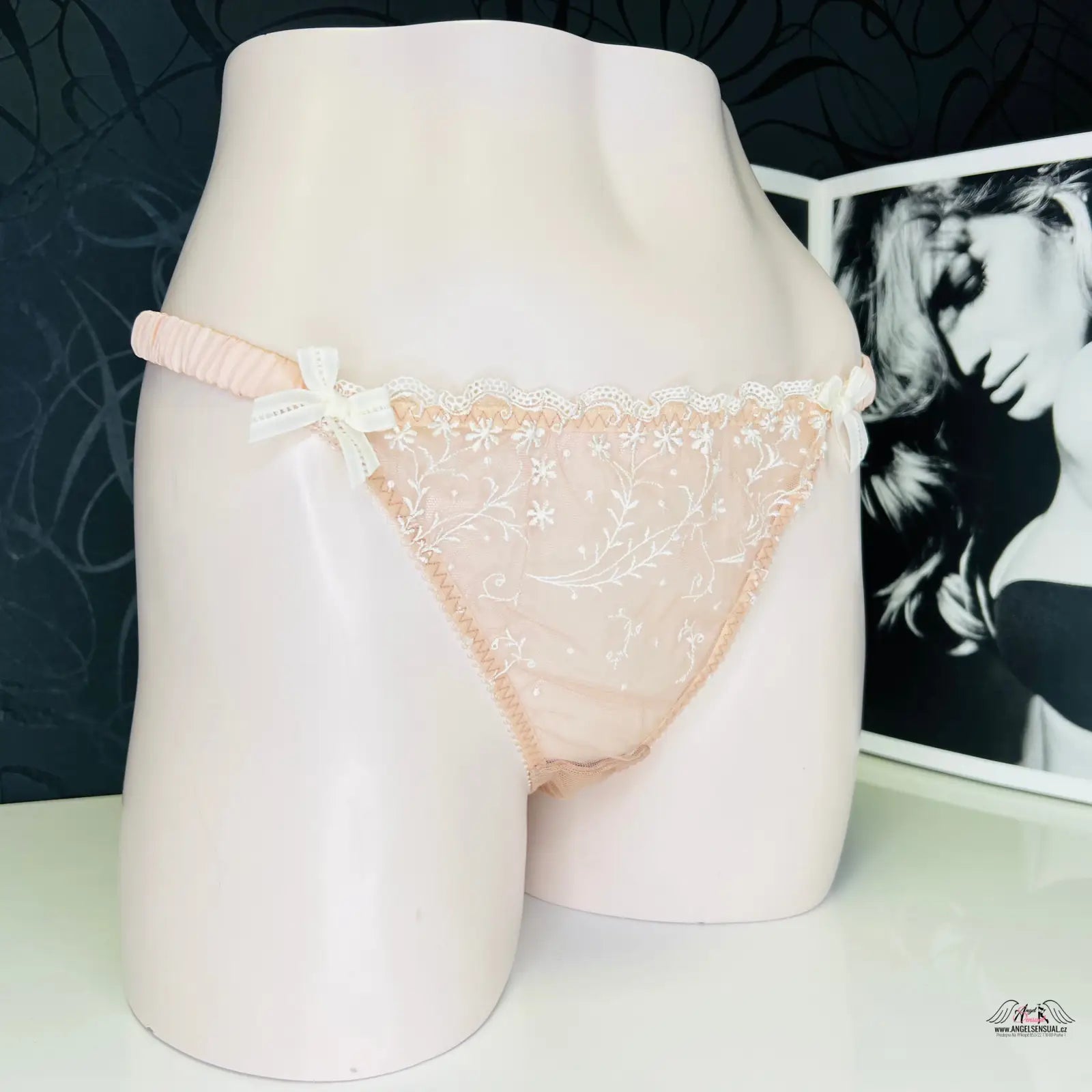 Peachové krajkové tanga Agent Provocateur Suezee s bílými mašlemi a všitými ornamenty