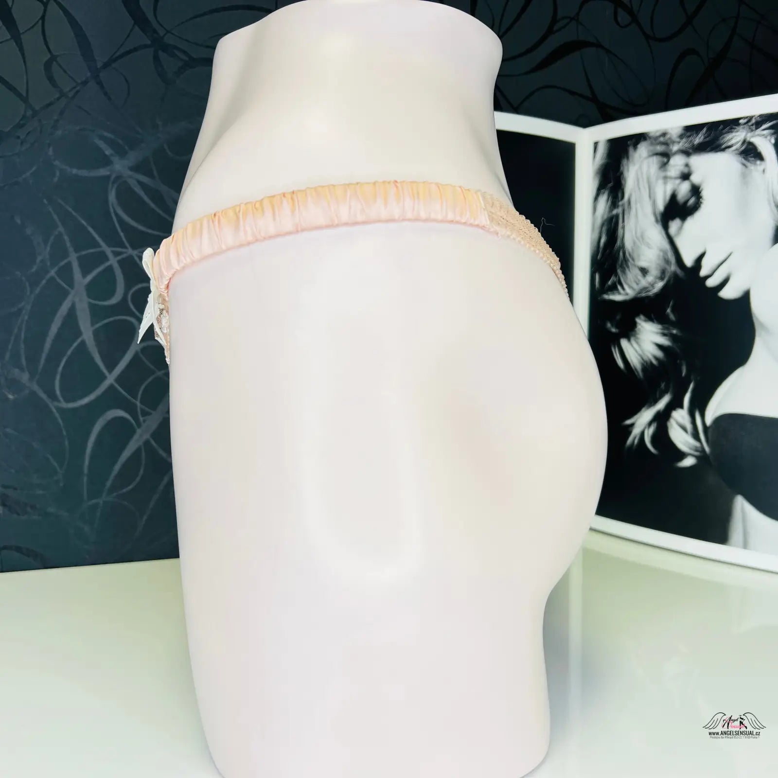 Peach-colored garter belt from Agent Provocateur with provokativní síťové tanga