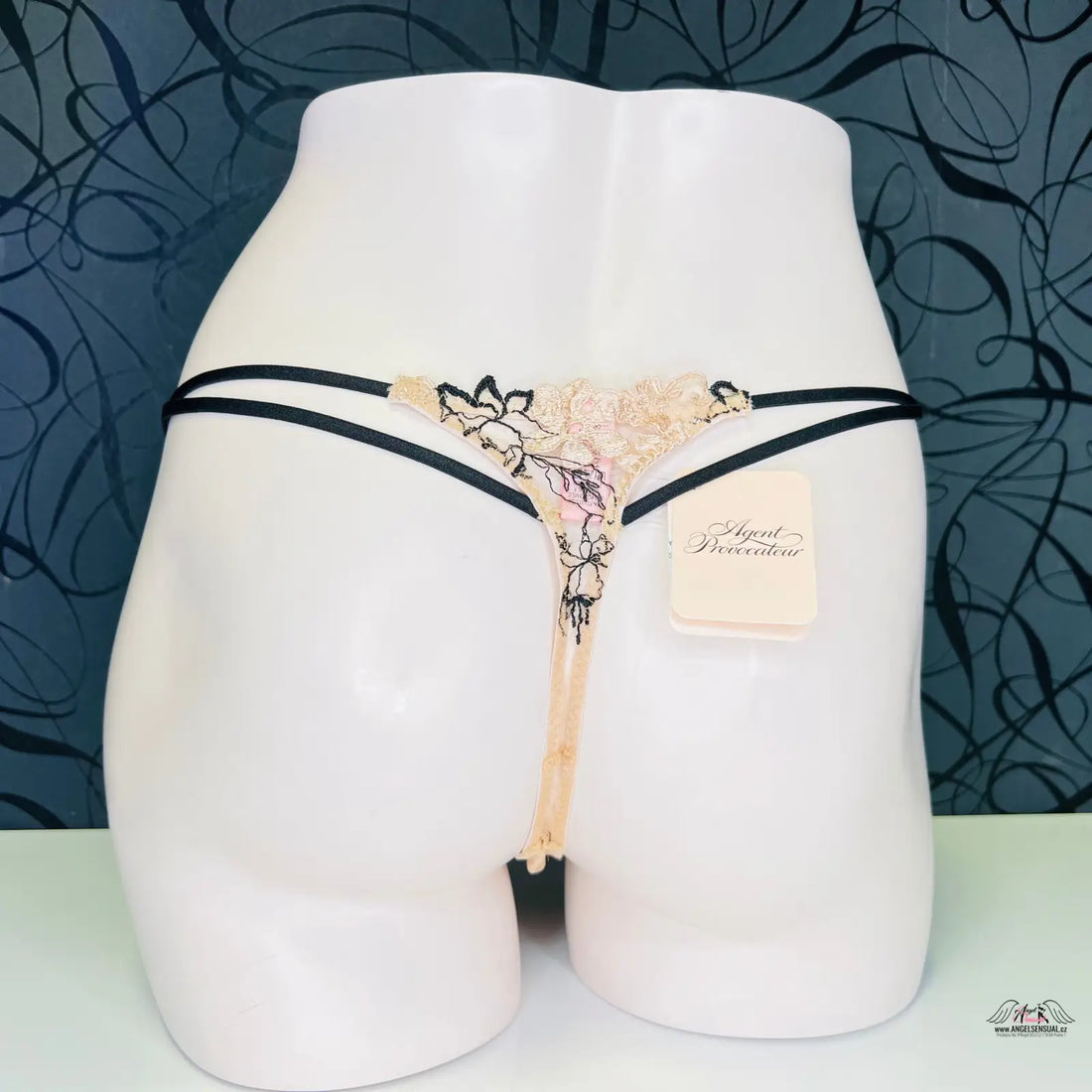 Bílá manekýnská torzo s agent provocateur Yoshie thong s květinovými ozdobami
