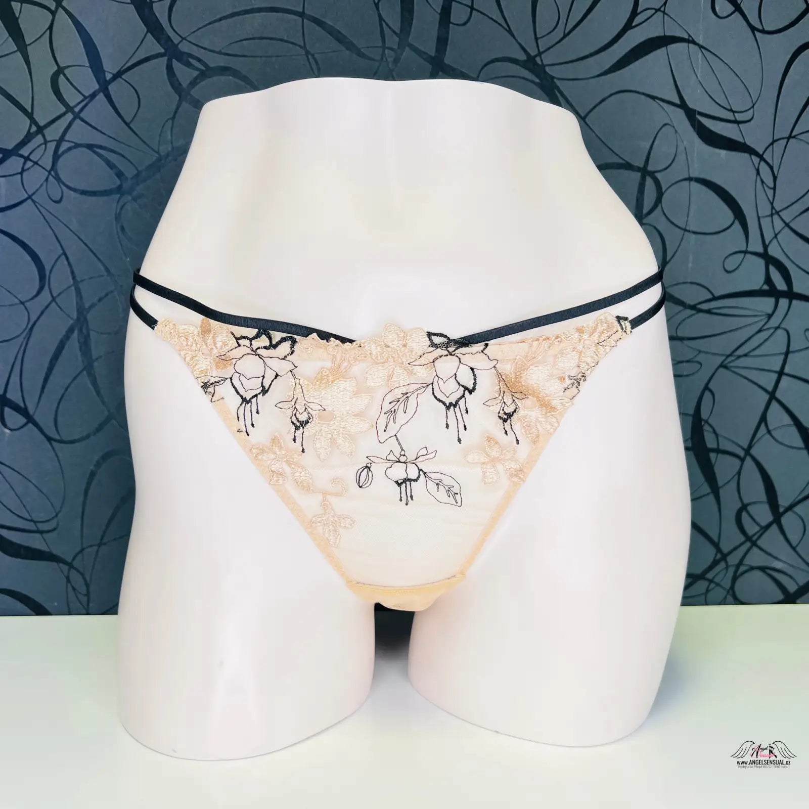 Manekýn spodní část těla v béžové tangě Yoshie s plameňákovým vzorem, ideální pro agent provocateur a Victoria’s Secret