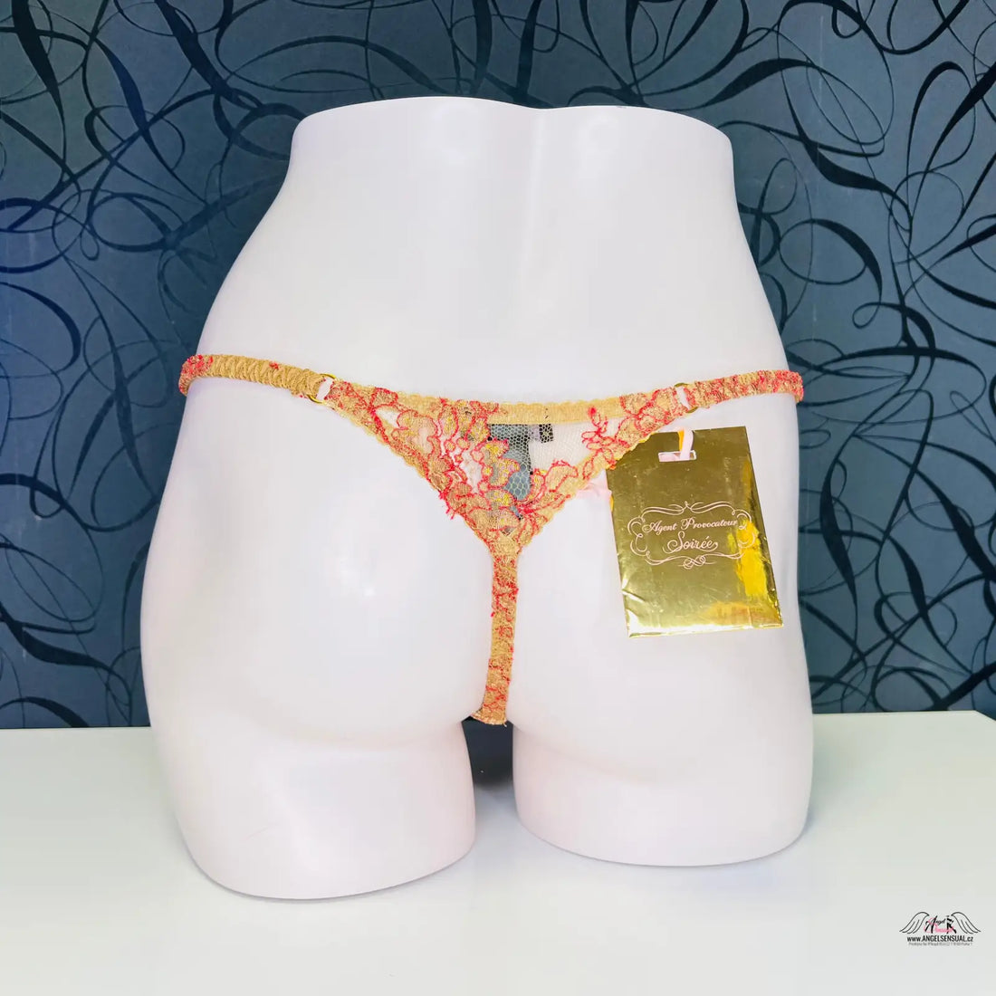 Bílá manekýnská torzo s agent provocateur zaharah thong a cenovkou, luxusní zaharah tanga